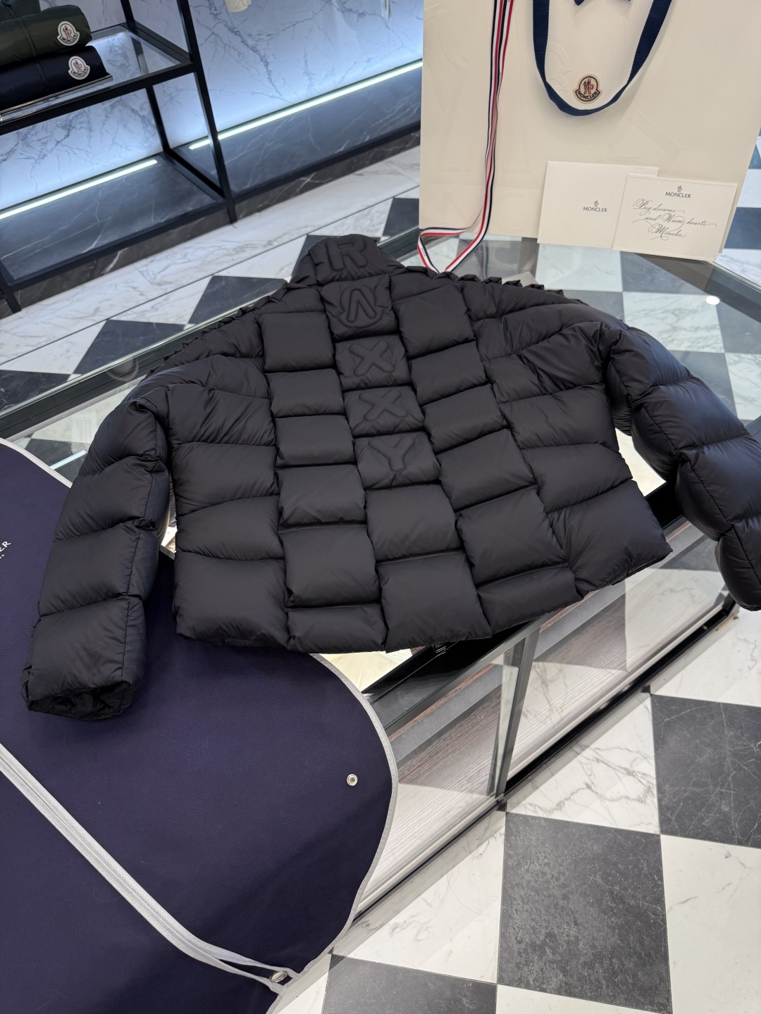 p610 Moncler x Christopher Raxxy 明星同款男女款 3D绗缝拉链羽绒外套.更多细节实拍.特级出品,条码款号齐全,对应官网一致,吊牌内置NFC电子感应防伪,标配全套柜台礼盒🎁.