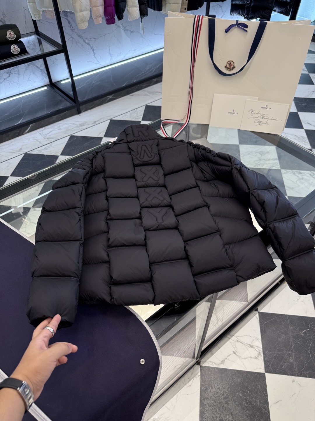 p610 Moncler x Christopher Raxxy 明星同款男女款 3D绗缝拉链羽绒外套.更多细节实拍.特级出品,条码款号齐全,对应官网一致,吊牌内置NFC电子感应防伪,标配全套柜台礼盒🎁.