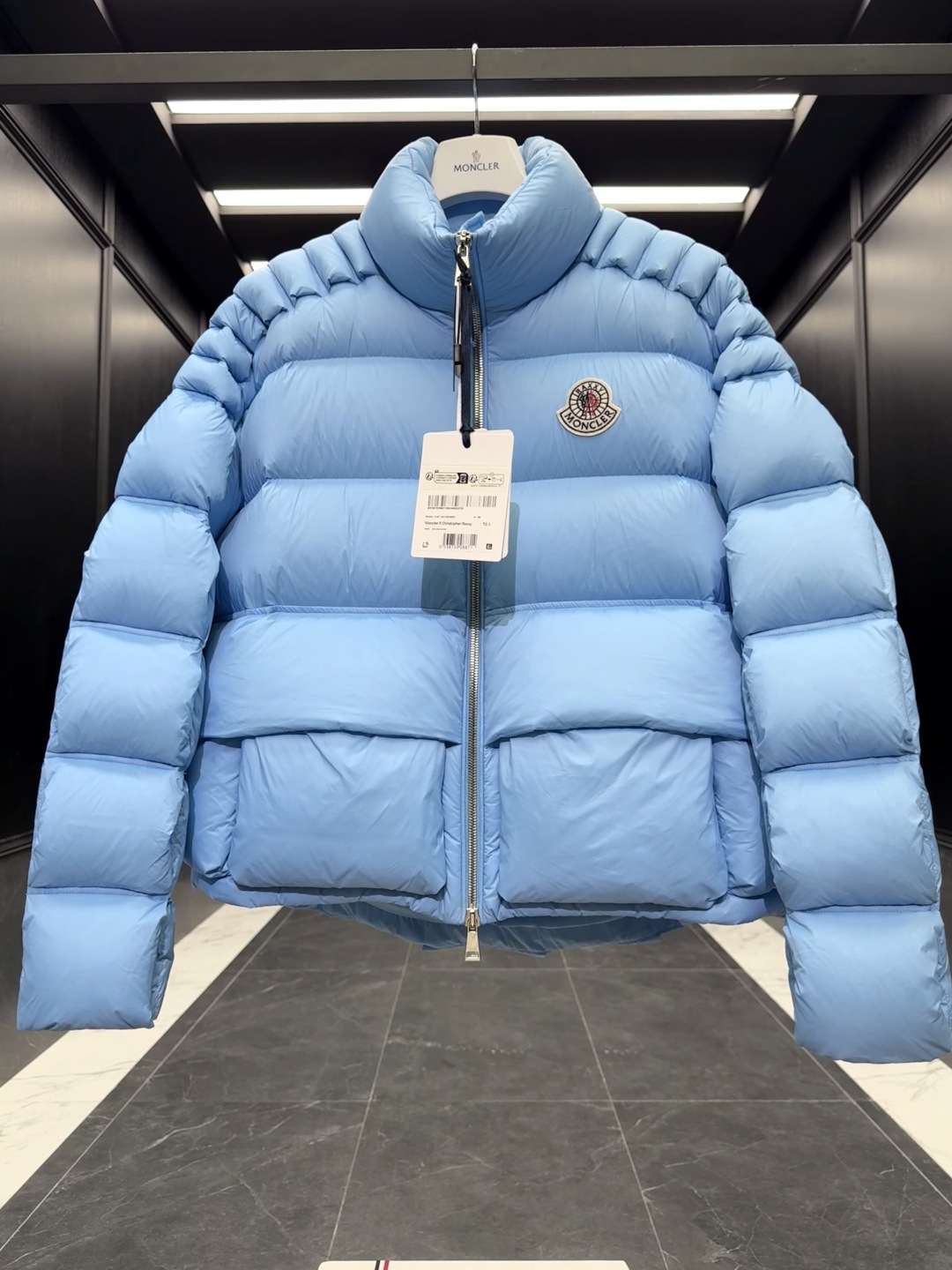 p610特级羽绒⬆️Moncler x Christopher Raxxy 明星同款 男女款3D绗缝拉链羽绒外套. (⚠️原版购入开发,原版版型推送,版型不对一切白费,区分于市场通货)特级鹅绒填充➕原厂替换面料➕原厂配套五金.吊牌条码款号齐全,对应官网一致.吊牌内置NFC电子感应防伪.支持多重防伪验证.
🎁出厂标配全套柜台礼盒包装.(原版飞机盒,原版购物袋,原版防尘草,原版衣架,原版感谢卡,原版丝带,升级原版超大磁吸礼盒.)
这款羽绒是Moncler xChristopher Raxxy系列的男女同款单品,装饰元素传达了梦想阶梯的设计理念。
演员周雨彤、王安宇倾情演绎“梦幻楼梯”设计理念.
这款立体绗缝羽绒外套采用轻质抗撕裂面料制成,由品牌携手
Christopher Raxxy合作打造。此款羽绒外套设计源自螺旋楼梯,其装饰元素代表着蜿蜒曲折的命运台阶。
详情
•采用轻质抗撕裂面料制成
•细密抗撕裂面料衬里
•拉链开和
•隐藏式口袋
•防风门襟
•拉链开合
•绗缝贴片,填充羽绒
•联名毛毡标识贴片
Size : 0-4 黑色/蓝色/奶白/情侣款
D00900