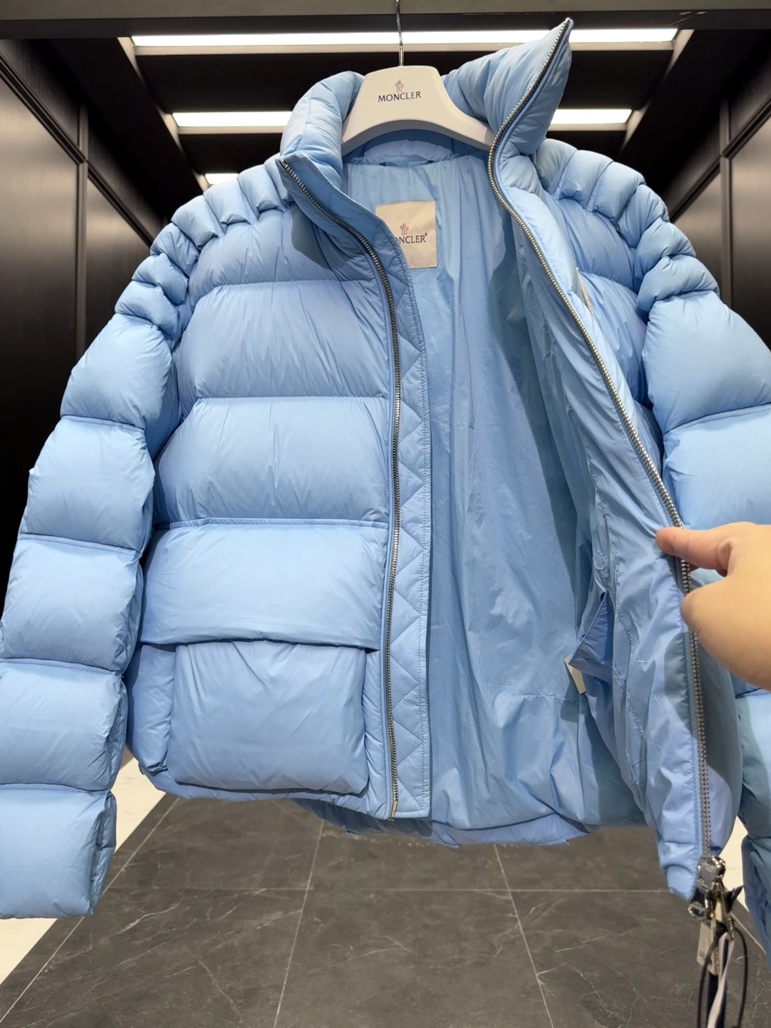 p610特级羽绒⬆️Moncler x Christopher Raxxy 明星同款 男女款3D绗缝拉链羽绒外套. (⚠️原版购入开发,原版版型推送,版型不对一切白费,区分于市场通货)特级鹅绒填充➕原厂替换面料➕原厂配套五金.吊牌条码款号齐全,对应官网一致.吊牌内置NFC电子感应防伪.支持多重防伪验证.
🎁出厂标配全套柜台礼盒包装.(原版飞机盒,原版购物袋,原版防尘草,原版衣架,原版感谢卡,原版丝带,升级原版超大磁吸礼盒.)
这款羽绒是Moncler xChristopher Raxxy系列的男女同款单品,装饰元素传达了梦想阶梯的设计理念。
演员周雨彤、王安宇倾情演绎“梦幻楼梯”设计理念.
这款立体绗缝羽绒外套采用轻质抗撕裂面料制成,由品牌携手
Christopher Raxxy合作打造。此款羽绒外套设计源自螺旋楼梯,其装饰元素代表着蜿蜒曲折的命运台阶。
详情
•采用轻质抗撕裂面料制成
•细密抗撕裂面料衬里
•拉链开和
•隐藏式口袋
•防风门襟
•拉链开合
•绗缝贴片,填充羽绒
•联名毛毡标识贴片
Size : 0-4 黑色/蓝色/奶白/情侣款
D00900
