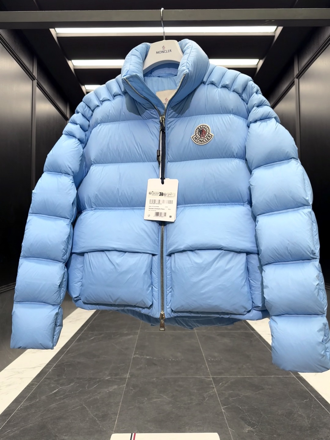 p610特级羽绒⬆️Moncler x Christopher Raxxy 明星同款 男女款3D绗缝拉链羽绒外套. (⚠️原版购入开发,原版版型推送,版型不对一切白费,区分于市场通货)特级鹅绒填充➕原厂替换面料➕原厂配套五金.吊牌条码款号齐全,对应官网一致.吊牌内置NFC电子感应防伪.支持多重防伪验证.
🎁出厂标配全套柜台礼盒包装.(原版飞机盒,原版购物袋,原版防尘草,原版衣架,原版感谢卡,原版丝带,升级原版超大磁吸礼盒.)
这款羽绒是Moncler xChristopher Raxxy系列的男女同款单品,装饰元素传达了梦想阶梯的设计理念。
演员周雨彤、王安宇倾情演绎“梦幻楼梯”设计理念.
这款立体绗缝羽绒外套采用轻质抗撕裂面料制成,由品牌携手
Christopher Raxxy合作打造。此款羽绒外套设计源自螺旋楼梯,其装饰元素代表着蜿蜒曲折的命运台阶。
详情
•采用轻质抗撕裂面料制成
•细密抗撕裂面料衬里
•拉链开和
•隐藏式口袋
•防风门襟
•拉链开合
•绗缝贴片,填充羽绒
•联名毛毡标识贴片
Size : 0-4 黑色/蓝色/奶白/情侣款
D00900