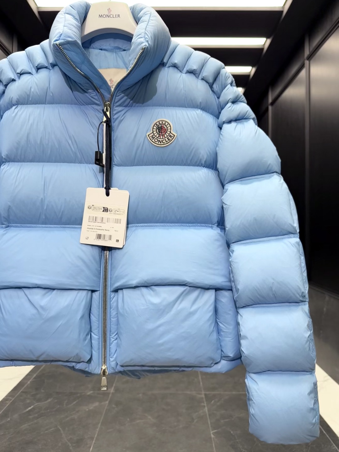 p610特级羽绒⬆️Moncler x Christopher Raxxy 明星同款 男女款3D绗缝拉链羽绒外套. (⚠️原版购入开发,原版版型推送,版型不对一切白费,区分于市场通货)特级鹅绒填充➕原厂替换面料➕原厂配套五金.吊牌条码款号齐全,对应官网一致.吊牌内置NFC电子感应防伪.支持多重防伪验证.
🎁出厂标配全套柜台礼盒包装.(原版飞机盒,原版购物袋,原版防尘草,原版衣架,原版感谢卡,原版丝带,升级原版超大磁吸礼盒.)
这款羽绒是Moncler xChristopher Raxxy系列的男女同款单品,装饰元素传达了梦想阶梯的设计理念。
演员周雨彤、王安宇倾情演绎“梦幻楼梯”设计理念.
这款立体绗缝羽绒外套采用轻质抗撕裂面料制成,由品牌携手
Christopher Raxxy合作打造。此款羽绒外套设计源自螺旋楼梯,其装饰元素代表着蜿蜒曲折的命运台阶。
详情
•采用轻质抗撕裂面料制成
•细密抗撕裂面料衬里
•拉链开和
•隐藏式口袋
•防风门襟
•拉链开合
•绗缝贴片,填充羽绒
•联名毛毡标识贴片
Size : 0-4 黑色/蓝色/奶白/情侣款
D00900
