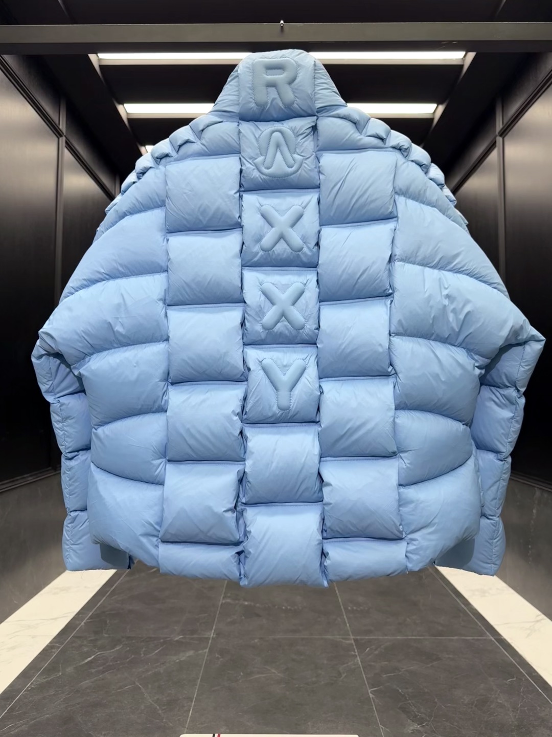 p610特级羽绒⬆️Moncler x Christopher Raxxy 明星同款 男女款3D绗缝拉链羽绒外套. (⚠️原版购入开发,原版版型推送,版型不对一切白费,区分于市场通货)特级鹅绒填充➕原厂替换面料➕原厂配套五金.吊牌条码款号齐全,对应官网一致.吊牌内置NFC电子感应防伪.支持多重防伪验证.
🎁出厂标配全套柜台礼盒包装.(原版飞机盒,原版购物袋,原版防尘草,原版衣架,原版感谢卡,原版丝带,升级原版超大磁吸礼盒.)
这款羽绒是Moncler xChristopher Raxxy系列的男女同款单品,装饰元素传达了梦想阶梯的设计理念。
演员周雨彤、王安宇倾情演绎“梦幻楼梯”设计理念.
这款立体绗缝羽绒外套采用轻质抗撕裂面料制成,由品牌携手
Christopher Raxxy合作打造。此款羽绒外套设计源自螺旋楼梯,其装饰元素代表着蜿蜒曲折的命运台阶。
详情
•采用轻质抗撕裂面料制成
•细密抗撕裂面料衬里
•拉链开和
•隐藏式口袋
•防风门襟
•拉链开合
•绗缝贴片,填充羽绒
•联名毛毡标识贴片
Size : 0-4 黑色/蓝色/奶白/情侣款
D00900