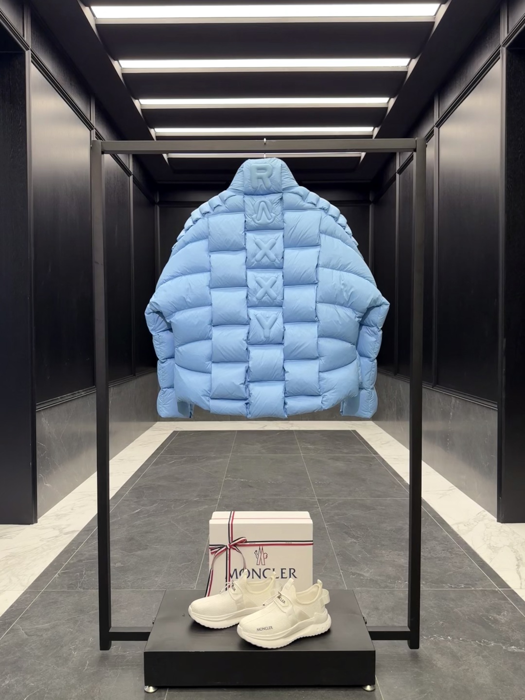 p610特级羽绒⬆️Moncler x Christopher Raxxy 明星同款 男女款3D绗缝拉链羽绒外套. (⚠️原版购入开发,原版版型推送,版型不对一切白费,区分于市场通货)特级鹅绒填充➕原厂替换面料➕原厂配套五金.吊牌条码款号齐全,对应官网一致.吊牌内置NFC电子感应防伪.支持多重防伪验证.
🎁出厂标配全套柜台礼盒包装.(原版飞机盒,原版购物袋,原版防尘草,原版衣架,原版感谢卡,原版丝带,升级原版超大磁吸礼盒.)
这款羽绒是Moncler xChristopher Raxxy系列的男女同款单品,装饰元素传达了梦想阶梯的设计理念。
演员周雨彤、王安宇倾情演绎“梦幻楼梯”设计理念.
这款立体绗缝羽绒外套采用轻质抗撕裂面料制成,由品牌携手
Christopher Raxxy合作打造。此款羽绒外套设计源自螺旋楼梯,其装饰元素代表着蜿蜒曲折的命运台阶。
详情
•采用轻质抗撕裂面料制成
•细密抗撕裂面料衬里
•拉链开和
•隐藏式口袋
•防风门襟
•拉链开合
•绗缝贴片,填充羽绒
•联名毛毡标识贴片
Size : 0-4 黑色/蓝色/奶白/情侣款
D00900