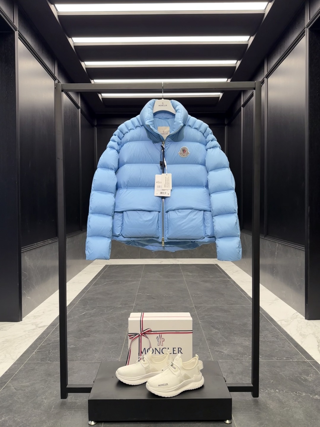 p610特级羽绒⬆️Moncler x Christopher Raxxy 明星同款 男女款3D绗缝拉链羽绒外套. (⚠️原版购入开发,原版版型推送,版型不对一切白费,区分于市场通货)特级鹅绒填充➕原厂替换面料➕原厂配套五金.吊牌条码款号齐全,对应官网一致.吊牌内置NFC电子感应防伪.支持多重防伪验证.
🎁出厂标配全套柜台礼盒包装.(原版飞机盒,原版购物袋,原版防尘草,原版衣架,原版感谢卡,原版丝带,升级原版超大磁吸礼盒.)
这款羽绒是Moncler xChristopher Raxxy系列的男女同款单品,装饰元素传达了梦想阶梯的设计理念。
演员周雨彤、王安宇倾情演绎“梦幻楼梯”设计理念.
这款立体绗缝羽绒外套采用轻质抗撕裂面料制成,由品牌携手
Christopher Raxxy合作打造。此款羽绒外套设计源自螺旋楼梯,其装饰元素代表着蜿蜒曲折的命运台阶。
详情
•采用轻质抗撕裂面料制成
•细密抗撕裂面料衬里
•拉链开和
•隐藏式口袋
•防风门襟
•拉链开合
•绗缝贴片,填充羽绒
•联名毛毡标识贴片
Size : 0-4 黑色/蓝色/奶白/情侣款
D00900