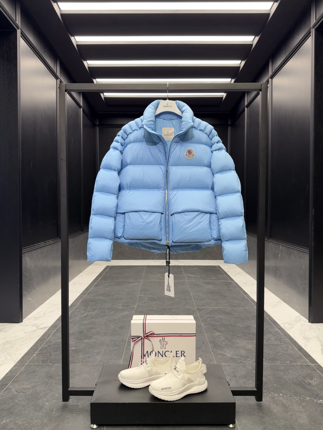 p610特级羽绒⬆️Moncler x Christopher Raxxy 明星同款 男女款3D绗缝拉链羽绒外套. (⚠️原版购入开发,原版版型推送,版型不对一切白费,区分于市场通货)特级鹅绒填充➕原厂替换面料➕原厂配套五金.吊牌条码款号齐全,对应官网一致.吊牌内置NFC电子感应防伪.支持多重防伪验证.
🎁出厂标配全套柜台礼盒包装.(原版飞机盒,原版购物袋,原版防尘草,原版衣架,原版感谢卡,原版丝带,升级原版超大磁吸礼盒.)
这款羽绒是Moncler xChristopher Raxxy系列的男女同款单品,装饰元素传达了梦想阶梯的设计理念。
演员周雨彤、王安宇倾情演绎“梦幻楼梯”设计理念.
这款立体绗缝羽绒外套采用轻质抗撕裂面料制成,由品牌携手
Christopher Raxxy合作打造。此款羽绒外套设计源自螺旋楼梯,其装饰元素代表着蜿蜒曲折的命运台阶。
详情
•采用轻质抗撕裂面料制成
•细密抗撕裂面料衬里
•拉链开和
•隐藏式口袋
•防风门襟
•拉链开合
•绗缝贴片,填充羽绒
•联名毛毡标识贴片
Size : 0-4 黑色/蓝色/奶白/情侣款
D00900