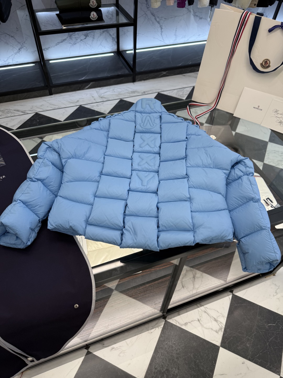 p610Moncler x Christopher Raxxy 明星同款男女款 3D绗缝拉链羽绒外套.更多细节实拍.特级出品,条码款号齐全,对应官网一致,吊牌内置NFC电子感应防伪,标配全套柜台礼盒🎁.