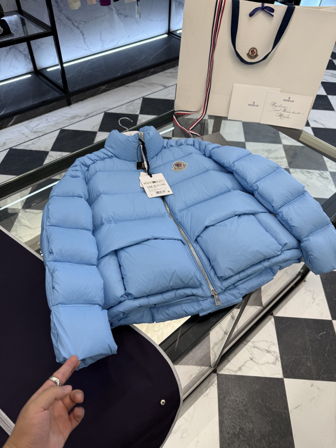 p610Moncler x Christopher Raxxy 明星同款男女款 3D绗缝拉链羽绒外套.更多细节实拍.特级出品,条码款号齐全,对应官网一致,吊牌内置NFC电子感应防伪,标配全套柜台礼盒🎁.