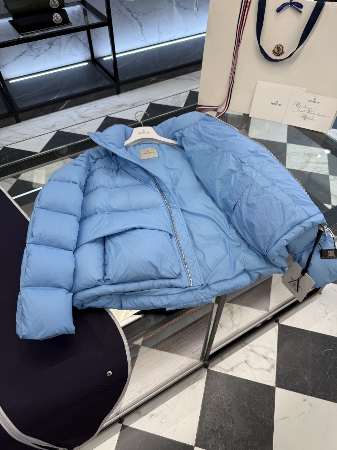 p610Moncler x Christopher Raxxy 明星同款男女款 3D绗缝拉链羽绒外套.更多细节实拍.特级出品,条码款号齐全,对应官网一致,吊牌内置NFC电子感应防伪,标配全套柜台礼盒🎁.