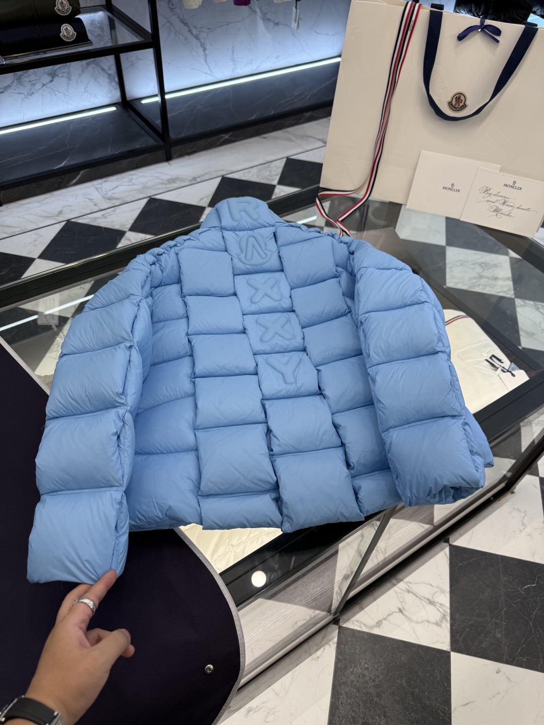 p610Moncler x Christopher Raxxy 明星同款男女款 3D绗缝拉链羽绒外套.更多细节实拍.特级出品,条码款号齐全,对应官网一致,吊牌内置NFC电子感应防伪,标配全套柜台礼盒🎁.