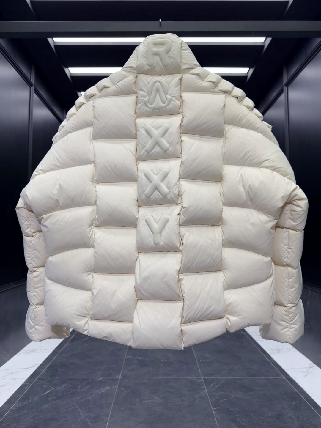 p610 特级羽绒⬆️Moncler x Christopher Raxxy 明星同款 男女款3D绗缝拉链羽绒外套. (⚠️原版购入开发,原版版型推送,版型不对一切白费,区分于市场通货)特级鹅绒填充➕原厂替换面料➕原厂配套五金.吊牌条码款号齐全,对应官网一致.吊牌内置NFC电子感应防伪.支持多重防伪验证.
🎁出厂标配全套柜台礼盒包装.(原版飞机盒,原版购物袋,原版防尘草,原版衣架,原版感谢卡,原版丝带,升级原版超大磁吸礼盒.)
这款羽绒是Moncler xChristopher Raxxy系列的男女同款单品,装饰元素传达了梦想阶梯的设计理念。
演员周雨彤、王安宇倾情演绎“梦幻楼梯”设计理念.
这款立体绗缝羽绒外套采用轻质抗撕裂面料制成,由品牌携手
Christopher Raxxy合作打造。此款羽绒外套设计源自螺旋楼梯,其装饰元素代表着蜿蜒曲折的命运台阶。
详情
•采用轻质抗撕裂面料制成
•细密抗撕裂面料衬里
•拉链开和
•隐藏式口袋
•防风门襟
•拉链开合
•绗缝贴片,填充羽绒
•联名毛毡标识贴片
Size : 0-4 黑色/蓝色/奶白/情侣款
D00900