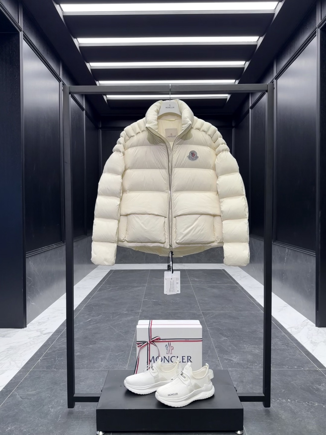 p610 特级羽绒⬆️Moncler x Christopher Raxxy 明星同款 男女款3D绗缝拉链羽绒外套. (⚠️原版购入开发,原版版型推送,版型不对一切白费,区分于市场通货)特级鹅绒填充➕原厂替换面料➕原厂配套五金.吊牌条码款号齐全,对应官网一致.吊牌内置NFC电子感应防伪.支持多重防伪验证.
🎁出厂标配全套柜台礼盒包装.(原版飞机盒,原版购物袋,原版防尘草,原版衣架,原版感谢卡,原版丝带,升级原版超大磁吸礼盒.)
这款羽绒是Moncler xChristopher Raxxy系列的男女同款单品,装饰元素传达了梦想阶梯的设计理念。
演员周雨彤、王安宇倾情演绎“梦幻楼梯”设计理念.
这款立体绗缝羽绒外套采用轻质抗撕裂面料制成,由品牌携手
Christopher Raxxy合作打造。此款羽绒外套设计源自螺旋楼梯,其装饰元素代表着蜿蜒曲折的命运台阶。
详情
•采用轻质抗撕裂面料制成
•细密抗撕裂面料衬里
•拉链开和
•隐藏式口袋
•防风门襟
•拉链开合
•绗缝贴片,填充羽绒
•联名毛毡标识贴片
Size : 0-4 黑色/蓝色/奶白/情侣款
D00900