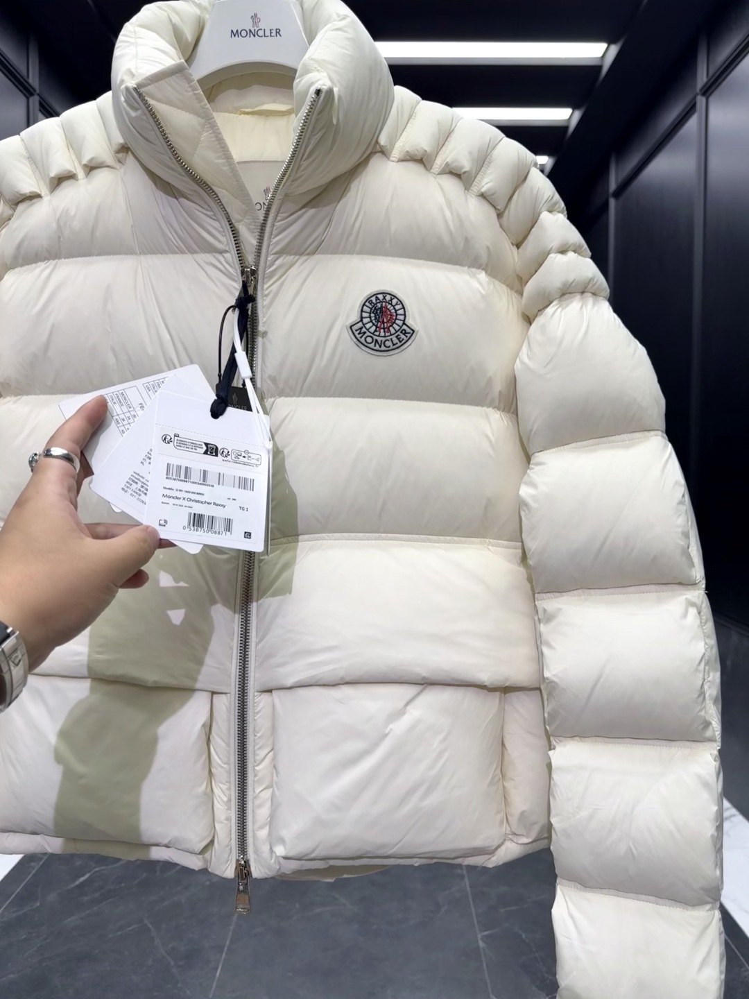 p610 特级羽绒⬆️Moncler x Christopher Raxxy 明星同款 男女款3D绗缝拉链羽绒外套. (⚠️原版购入开发,原版版型推送,版型不对一切白费,区分于市场通货)特级鹅绒填充➕原厂替换面料➕原厂配套五金.吊牌条码款号齐全,对应官网一致.吊牌内置NFC电子感应防伪.支持多重防伪验证.
🎁出厂标配全套柜台礼盒包装.(原版飞机盒,原版购物袋,原版防尘草,原版衣架,原版感谢卡,原版丝带,升级原版超大磁吸礼盒.)
这款羽绒是Moncler xChristopher Raxxy系列的男女同款单品,装饰元素传达了梦想阶梯的设计理念。
演员周雨彤、王安宇倾情演绎“梦幻楼梯”设计理念.
这款立体绗缝羽绒外套采用轻质抗撕裂面料制成,由品牌携手
Christopher Raxxy合作打造。此款羽绒外套设计源自螺旋楼梯,其装饰元素代表着蜿蜒曲折的命运台阶。
详情
•采用轻质抗撕裂面料制成
•细密抗撕裂面料衬里
•拉链开和
•隐藏式口袋
•防风门襟
•拉链开合
•绗缝贴片,填充羽绒
•联名毛毡标识贴片
Size : 0-4 黑色/蓝色/奶白/情侣款
D00900