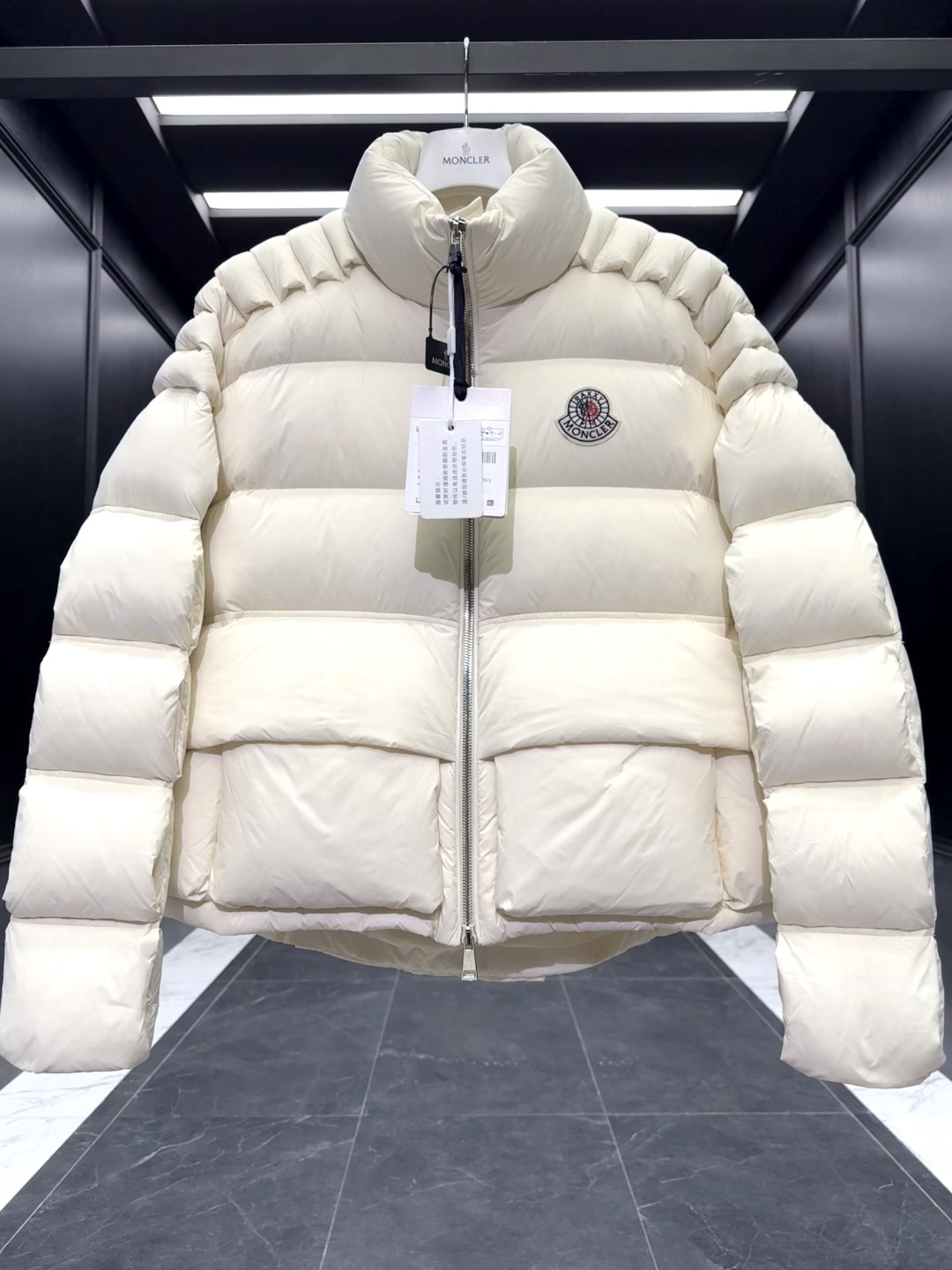 p610 特级羽绒⬆️Moncler x Christopher Raxxy 明星同款 男女款3D绗缝拉链羽绒外套. (⚠️原版购入开发,原版版型推送,版型不对一切白费,区分于市场通货)特级鹅绒填充➕原厂替换面料➕原厂配套五金.吊牌条码款号齐全,对应官网一致.吊牌内置NFC电子感应防伪.支持多重防伪验证.
🎁出厂标配全套柜台礼盒包装.(原版飞机盒,原版购物袋,原版防尘草,原版衣架,原版感谢卡,原版丝带,升级原版超大磁吸礼盒.)
这款羽绒是Moncler xChristopher Raxxy系列的男女同款单品,装饰元素传达了梦想阶梯的设计理念。
演员周雨彤、王安宇倾情演绎“梦幻楼梯”设计理念.
这款立体绗缝羽绒外套采用轻质抗撕裂面料制成,由品牌携手
Christopher Raxxy合作打造。此款羽绒外套设计源自螺旋楼梯,其装饰元素代表着蜿蜒曲折的命运台阶。
详情
•采用轻质抗撕裂面料制成
•细密抗撕裂面料衬里
•拉链开和
•隐藏式口袋
•防风门襟
•拉链开合
•绗缝贴片,填充羽绒
•联名毛毡标识贴片
Size : 0-4 黑色/蓝色/奶白/情侣款
D00900
