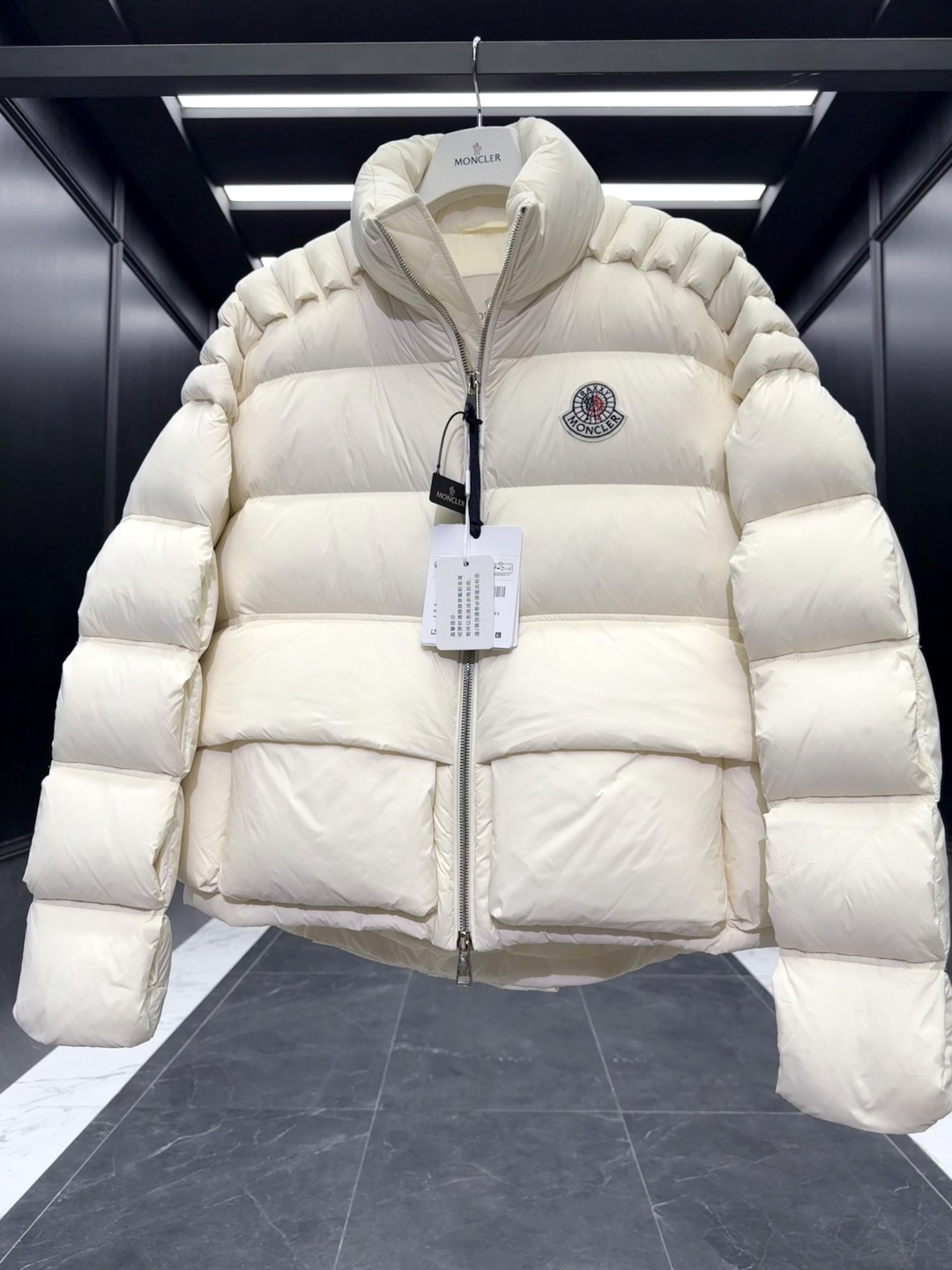 p610 特级羽绒⬆️Moncler x Christopher Raxxy 明星同款 男女款3D绗缝拉链羽绒外套. (⚠️原版购入开发,原版版型推送,版型不对一切白费,区分于市场通货)特级鹅绒填充➕原厂替换面料➕原厂配套五金.吊牌条码款号齐全,对应官网一致.吊牌内置NFC电子感应防伪.支持多重防伪验证.
🎁出厂标配全套柜台礼盒包装.(原版飞机盒,原版购物袋,原版防尘草,原版衣架,原版感谢卡,原版丝带,升级原版超大磁吸礼盒.)
这款羽绒是Moncler xChristopher Raxxy系列的男女同款单品,装饰元素传达了梦想阶梯的设计理念。
演员周雨彤、王安宇倾情演绎“梦幻楼梯”设计理念.
这款立体绗缝羽绒外套采用轻质抗撕裂面料制成,由品牌携手
Christopher Raxxy合作打造。此款羽绒外套设计源自螺旋楼梯,其装饰元素代表着蜿蜒曲折的命运台阶。
详情
•采用轻质抗撕裂面料制成
•细密抗撕裂面料衬里
•拉链开和
•隐藏式口袋
•防风门襟
•拉链开合
•绗缝贴片,填充羽绒
•联名毛毡标识贴片
Size : 0-4 黑色/蓝色/奶白/情侣款
D00900