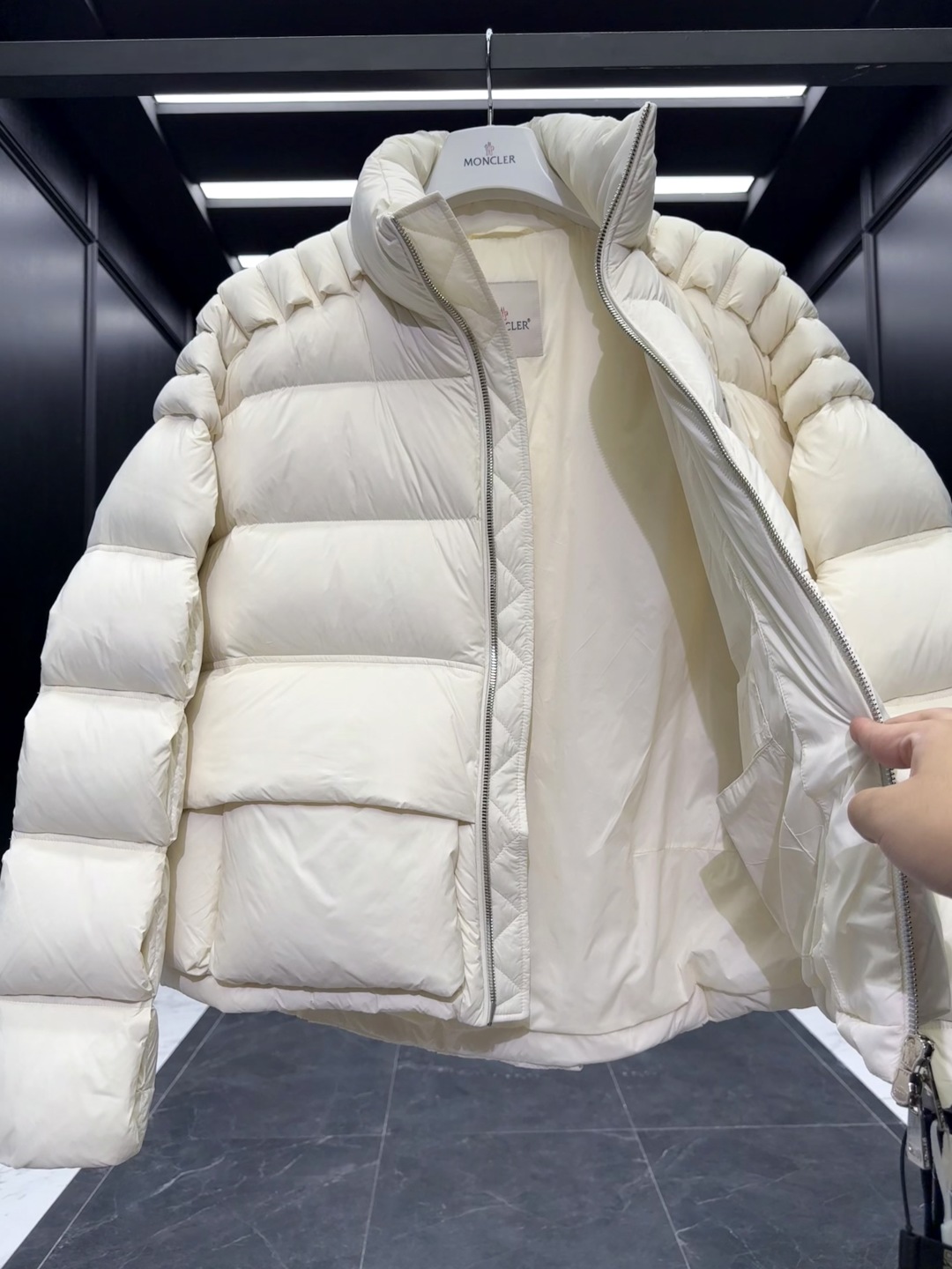 p610 特级羽绒⬆️Moncler x Christopher Raxxy 明星同款 男女款3D绗缝拉链羽绒外套. (⚠️原版购入开发,原版版型推送,版型不对一切白费,区分于市场通货)特级鹅绒填充➕原厂替换面料➕原厂配套五金.吊牌条码款号齐全,对应官网一致.吊牌内置NFC电子感应防伪.支持多重防伪验证.
🎁出厂标配全套柜台礼盒包装.(原版飞机盒,原版购物袋,原版防尘草,原版衣架,原版感谢卡,原版丝带,升级原版超大磁吸礼盒.)
这款羽绒是Moncler xChristopher Raxxy系列的男女同款单品,装饰元素传达了梦想阶梯的设计理念。
演员周雨彤、王安宇倾情演绎“梦幻楼梯”设计理念.
这款立体绗缝羽绒外套采用轻质抗撕裂面料制成,由品牌携手
Christopher Raxxy合作打造。此款羽绒外套设计源自螺旋楼梯,其装饰元素代表着蜿蜒曲折的命运台阶。
详情
•采用轻质抗撕裂面料制成
•细密抗撕裂面料衬里
•拉链开和
•隐藏式口袋
•防风门襟
•拉链开合
•绗缝贴片,填充羽绒
•联名毛毡标识贴片
Size : 0-4 黑色/蓝色/奶白/情侣款
D00900