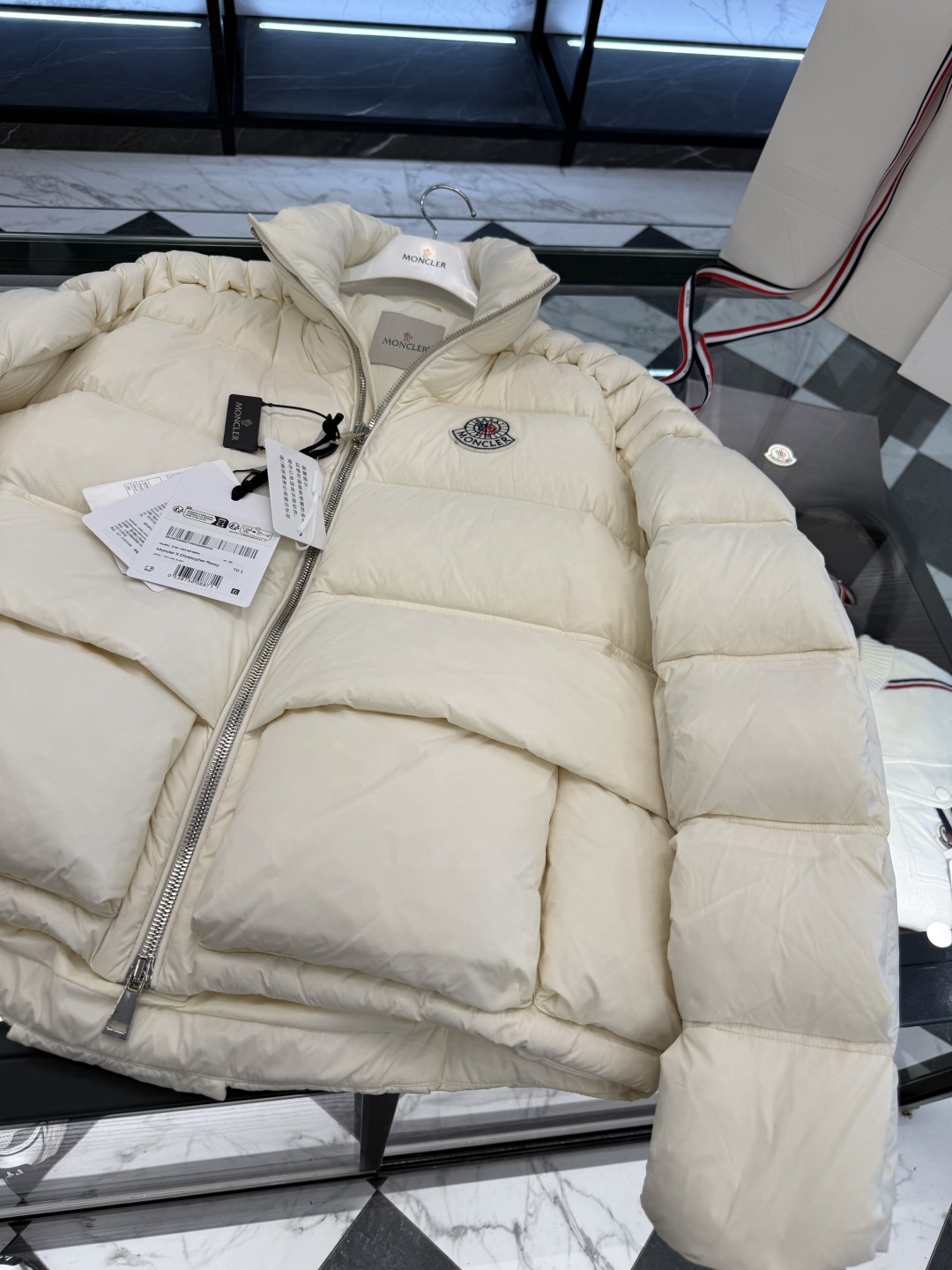 p610  Moncler x Christopher Raxxy 明星同款男女款 3D绗缝拉链羽绒外套.更多细节实拍.特级出品,条码款号齐全,对应官网一致,吊牌内置NFC电子感应防伪,标配全套柜台礼盒🎁.