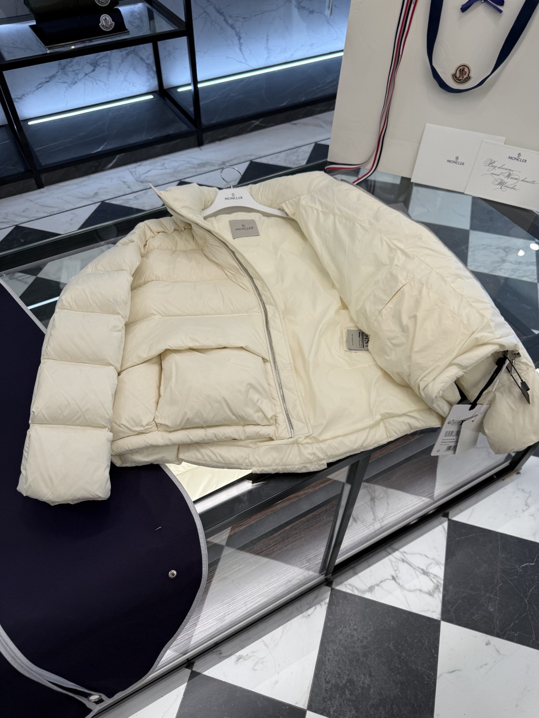 p610  Moncler x Christopher Raxxy 明星同款男女款 3D绗缝拉链羽绒外套.更多细节实拍.特级出品,条码款号齐全,对应官网一致,吊牌内置NFC电子感应防伪,标配全套柜台礼盒🎁.