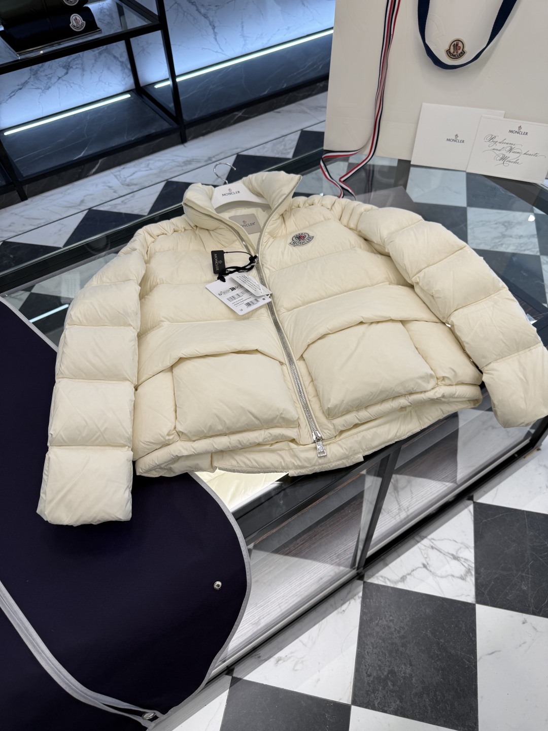 p610  Moncler x Christopher Raxxy 明星同款男女款 3D绗缝拉链羽绒外套.更多细节实拍.特级出品,条码款号齐全,对应官网一致,吊牌内置NFC电子感应防伪,标配全套柜台礼盒🎁.