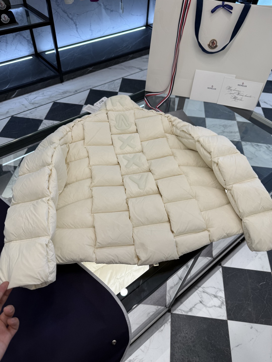 p610  Moncler x Christopher Raxxy 明星同款男女款 3D绗缝拉链羽绒外套.更多细节实拍.特级出品,条码款号齐全,对应官网一致,吊牌内置NFC电子感应防伪,标配全套柜台礼盒🎁.