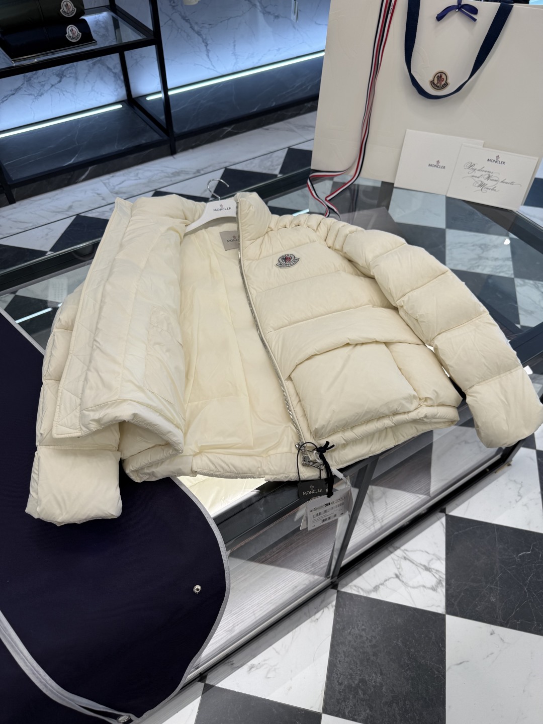 p610  Moncler x Christopher Raxxy 明星同款男女款 3D绗缝拉链羽绒外套.更多细节实拍.特级出品,条码款号齐全,对应官网一致,吊牌内置NFC电子感应防伪,标配全套柜台礼盒🎁.