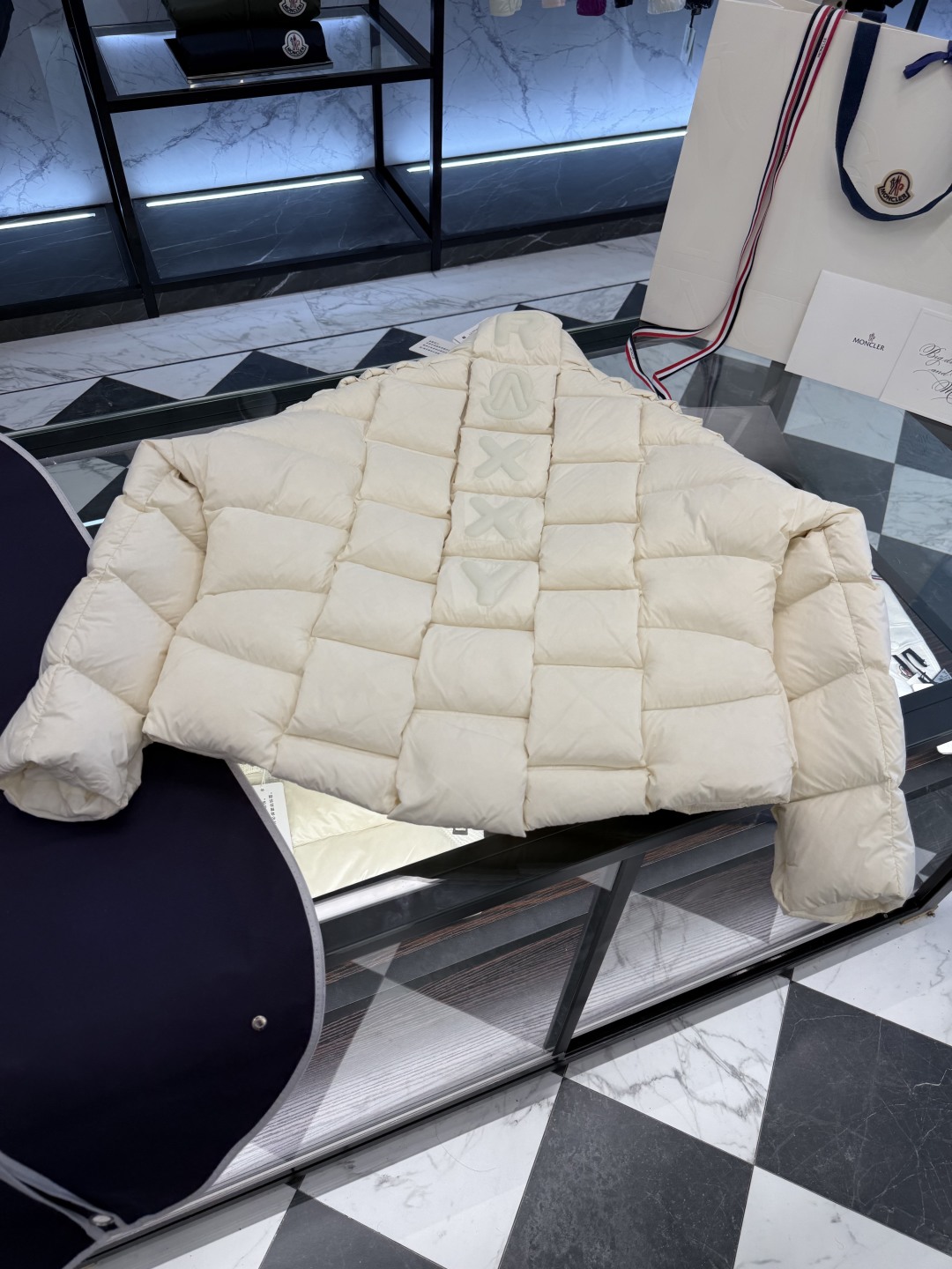 p610  Moncler x Christopher Raxxy 明星同款男女款 3D绗缝拉链羽绒外套.更多细节实拍.特级出品,条码款号齐全,对应官网一致,吊牌内置NFC电子感应防伪,标配全套柜台礼盒🎁.