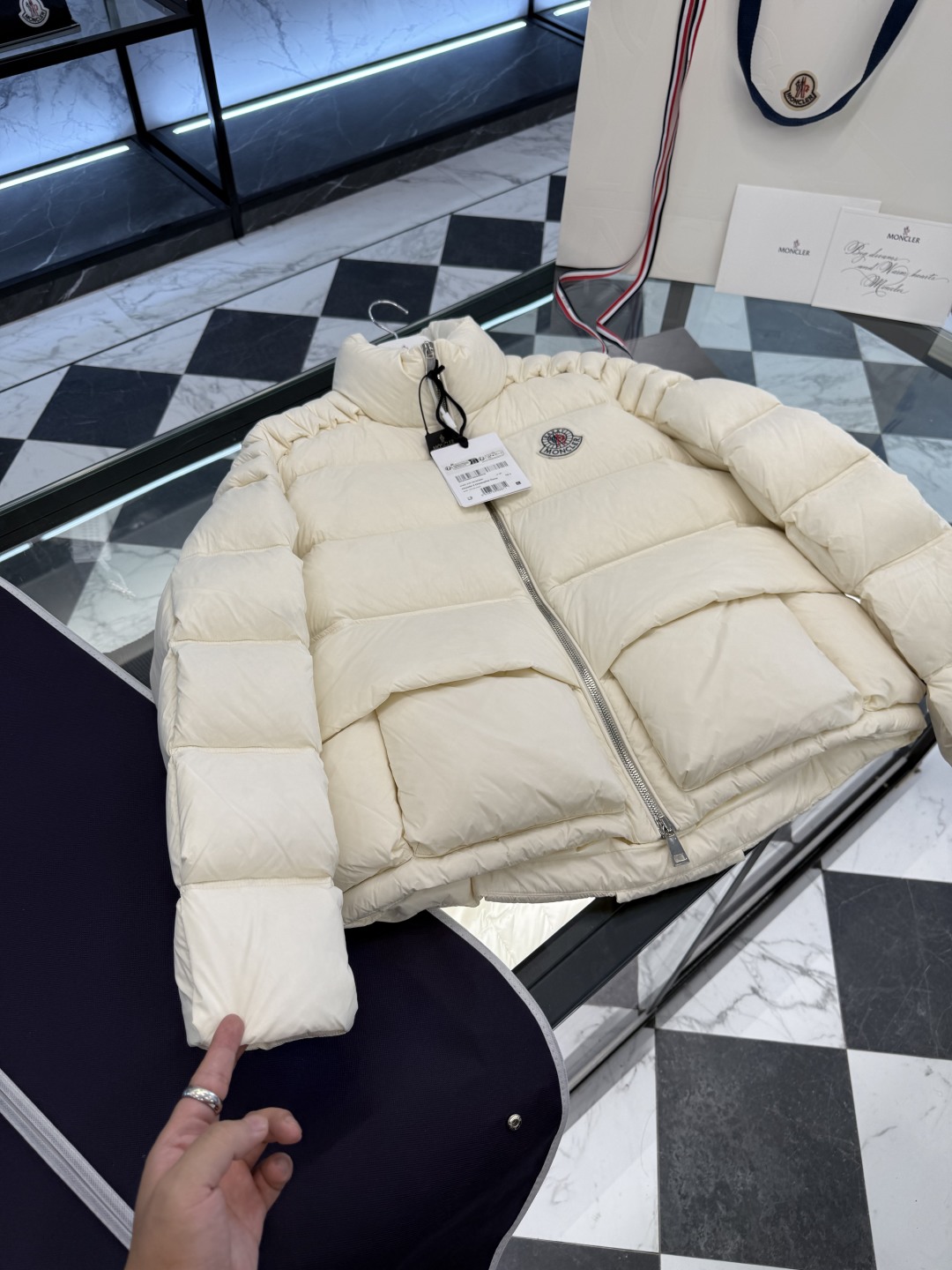 p610  Moncler x Christopher Raxxy 明星同款男女款 3D绗缝拉链羽绒外套.更多细节实拍.特级出品,条码款号齐全,对应官网一致,吊牌内置NFC电子感应防伪,标配全套柜台礼盒🎁.