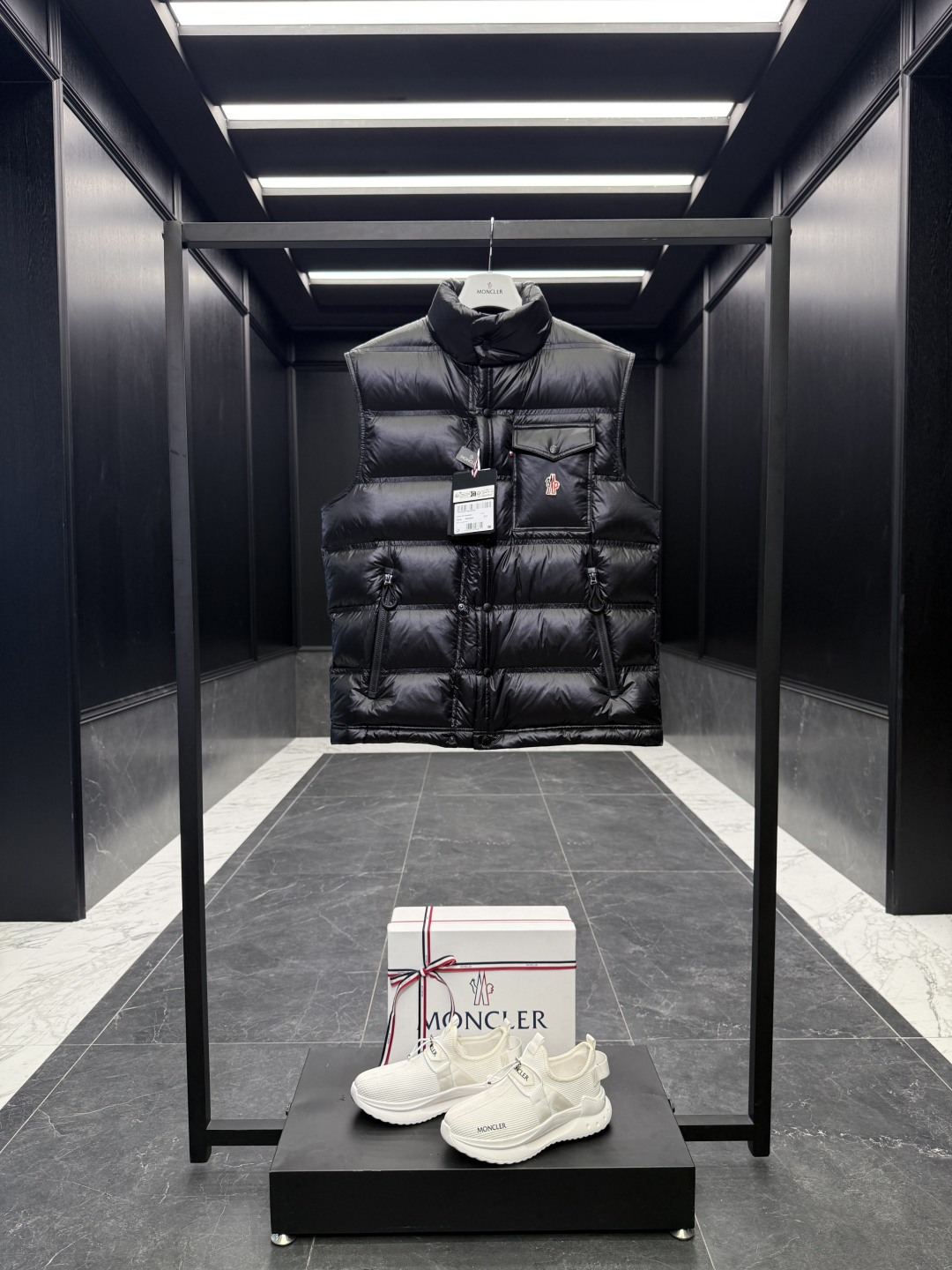NO:600375,Special down Moncler Grenoble series Nantu men's down vest. Special 90 duck down filling original replacement fabric and original matching hardware. The tag bar code is complete and consistent with the official website. The tag has built-in NFC electronic induction anti-counterfeiting. Supports multiple anti-counterfeiting verifications. Comes standard with a full set of counter gift box packaging. (original airplane box, original shopping bag, original dust-proof grass, original hanger, original thank you card, original ribbon, upgraded original oversized magnetic gift box.) Moncler  The Grenoble Nantu Men's Down Vest is made from durable yet lightweight fabric, making it a basic insulated piece for outdoor enthusiasts. Product Details The Nantu Down Vest offers protection without being bulky, making it ideal for a variety of outdoor activities. Made from durable fabric with a functional finish and reflective details for low-light comfort. Details Designed for the outdoors Made from fine fabric Polyester lining Filled with down Zip and snap fastening Zippered pockets Snap-studded chest pockets  Drawstring hem Reflective details Size1-5 D00650,,down jacket,alexander wang19860909特级羽绒Moncler Grenoble系列Nantu男士羽绒马甲. 特级90鸭绒填充原厂替换面料原厂配套五金.吊牌条码款号齐全,对应官网一致.吊牌内置NFC电子感应防伪.支持多重防伪验证. 标配全套柜台礼盒包装.（原版飞机盒,原版购物袋,原版防尘草,原版衣架,原版感谢卡,原版丝带,升级原版超大磁吸礼盒.） Moncler Grenoble Nantu男士羽绒马甲采用耐久而轻盈的面料制成,是户外爱好者的基础款保暖单品. 商品详情 Nantu羽绒马甲可提供保护而不显厚重,适合多样户外活动.采用耐久面料制成,表面经过功能性处理.搭配反光细节,可适应昏暗环境. 细节 专为户外活动设计 采用细密面料制成 聚酯纤维衬里 填充羽绒 拉链和按扣开合 拉链口袋 胸部口袋设有按扣 抽绳下摆 反光细节 Size1-5 D00650,,down jacket,alexander wang,Men's clothing