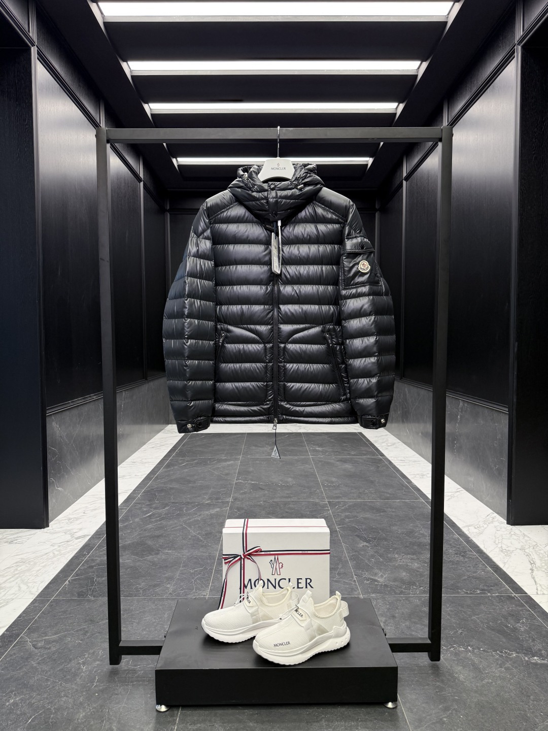 NO:598208,Special down Moncler Lauros short men's down jacket. Super soft and delicate fabric. Special duck neck down filling. Extremely light and warm. Original purchase and development. The only matching fabric on the entire network. Welcome to touch and compare in the cabinet. Special goose down filling original replacement fabric and original matching hardware. The tag bar code is complete and consistent with the official website. The tag has built-in NFC electronic induction anti-counterfeiting. Supports multiple anti-counterfeiting verifications.  Comes standard with a full set of counter gift box packaging. (original airplane box, original shopping bag, original dust-proof grass, original hanger, original thank you card, original ribbon, upgraded original oversized magnetic gift box.) The Lauros hooded down jacket is made of polyester fiber outer fabric and is Moncler's classic men's design item.  The Lauros cropped down jacket features classic block quilting and signature patch pockets on the sleeves for a signature Moncler style statement. The outer fabric reflects the brand's commitment to reducing its environmental footprint. Modular design with a removable hood that can be easily worn depending on the weather. Details Made of polyester outer fabric Polyester lining Down filling Detachable hood Snap-stud collar Zip closure Zippered pockets Adjustable cuffs and hem Size : 1-5  D00600,,jackets & coats,jackets & coats,down jacket,hats,alexander wang19860909特级羽绒Moncler Lauros短款男士羽绒服夹克外套.超柔软细腻面料.特级鸭颈绒填充.极致轻便保暖. 原版购入开发.全网唯一对版面料.欢迎入柜摸着对比. 特级鹅绒填充原厂替换面料原厂配套五金.吊牌条码款号齐全,对应官网一致.吊牌内置NFC电子感应防伪.支持多重防伪验证. 标配全套柜台礼盒包装.（原版飞机盒,原版购物袋,原版防尘草,原版衣架,原版感谢卡,原版丝带,升级原版超大磁吸礼盒.） Lauros连帽羽绒夹克采用聚酯纤维外层面料制成,是Moncler的经典男士设计单品. Lauros短款羽绒夹克采用经典方格块绗缝,衣袖搭配标志性的贴袋,彰显Moncler的风格特色.外层面料体现了品牌致力于降低环境足迹的承诺.模块化设计,可拆卸兜帽可根据天气情况轻松穿脱. 详情 采用聚酯纤维外层面料制成 聚酯纤维衬里 填充羽绒 可拆卸兜帽 衣领设有按扣 拉链开合 拉链口袋 可调节袖口和下摆 Size : 1-5 D00600,,jackets & coats,jackets & coats,down jacket,hats,alexander wang,Men's clothing