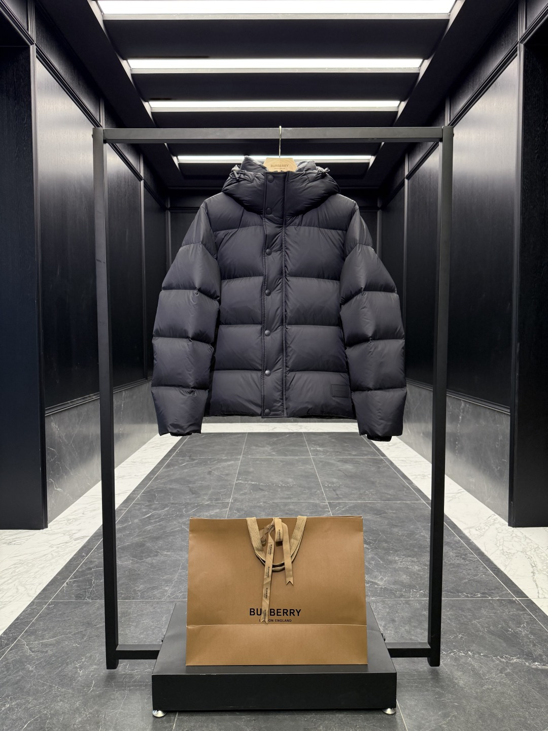 NO:600398,BBR/Special down Burberry/Burberry 117 new classic wool plaid collar nylon down jacket. (Duck down ceiling.) Original purchase and development. Standard original nylon dust cover. Solid wood hanger. Original oversized handbag. Standard delivery with airplane box. Complete gift box hanging at home. Product description  Nylon down jacket, filled with goose down and thermal fiber, decorated with B-shaped contrasting silicone appliqués. Incorporated into the classic plaid wool collar design, it presents a casual fit. The hood and collar are lined with wool and embellished with Burberry check. From the Burberry classic series, it interprets the wardrobe essential style with distinctive brand style. – Two-way zipper closure – Detachable sleeves – Side zipper pockets – Drawstring hem – Windproof cuffs –  Hood and collar lined with Burberry check - B-shaped contrast silicone badge integrated into the lower corner of the garment - Casual fit is looser than regular fit, please choose one size smaller. Fabric and care - Outer polyamide - Trim 88 cotton, 11 polyamide, 1 elastane - Polyamide lining - Hood and collar lining wool - Filled with goose down, goose down; down content 90 - Lined polyester SizeS-XXL  Couple model black/navy/green/khaki D00780,,burberry,down jacket,hats,alexander wang19860909BBR/特级羽绒 Burberry/博柏利 117全新经典羊毛格纹衣领尼龙羽绒服.（鸭绒天花板.）原版购入开发. 标配原版尼龙防尘罩.实木衣架.原版超大手提袋.发货标配飞机盒.全套礼盒挂装到家. 商品描述 尼龙羽绒服,充盈填充鹅绒和保暖纤维,装饰B字型撞色硅胶贴花.融入经典格纹羊毛领口设计,呈现休闲版型,连帽和衣领搭配羊毛内衬,其上点缀 Burberry 格纹.来自 Burberry 经典之作系列,以鲜明品牌风格诠释衣橱必备款式. – 双向拉链开合 – 可拆式衣袖 – 侧边拉链口袋 – 抽绳式衣摆 – 防风袖口 – 连帽和衣领搭配 Burberry 格纹内衬 – 衣服下角处融入B字型撞色硅胶徽章 – 休闲版型较常规版型剪裁更为宽松,请选择小一号尺码. 面料与保养 – 外层聚酰胺 – 装饰88棉,11聚酰胺,1弹性纤维 – 内衬聚酰胺 – 连帽和衣领内衬羊毛 – 填充鹅绒,鹅毛；绒子含量 90 – 填衬聚酯纤维 SizeS-XXL 情侣款 黑色/藏青/绿色/卡其 D00780,,burberry,down jacket,hats,alexander wang,Men's clothing