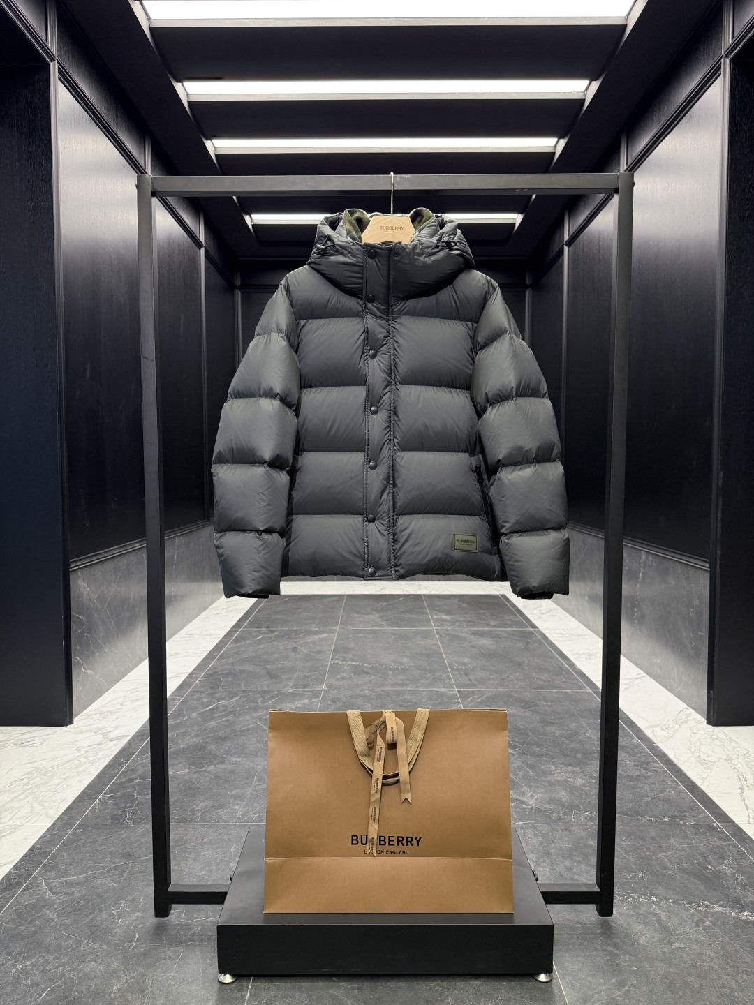 NO:600401,Special down Burberry/Burberry 117 new classic wool plaid collar nylon down jacket. (Duck down fills the ceiling.) Original purchase and development. Standard original nylon dust cover. Solid wood hanger. Original oversized handbag. Standard delivery with airplane box. Full set of gift boxes to hang at home. Product description  Nylon down jacket, filled with goose down and thermal fiber, decorated with B-shaped contrasting silicone appliqués. Incorporated into the classic plaid wool collar design, it presents a casual fit. The hood and collar are lined with wool and embellished with Burberry check. From the Burberry classic series, it interprets the wardrobe essential style with distinctive brand style. – Two-way zipper closure – Detachable sleeves – Side zipper pockets – Drawstring hem – Windproof cuffs –  Hood and collar lined with Burberry check - B-shaped contrast silicone badge integrated into the lower corner of the garment - Casual fit is looser than regular fit, please choose one size smaller. Fabric and care - Outer polyamide - Decoration 88 cotton, 11 polyamide, 1 elastane - Polyamide lining - Hood and collar lining wool - Filled with goose down, goose down; down content 90 - Polyester filled SizeS-XXL  Couple model black/navy/green/khaki D00780,,burberry,down jacket,hats,alexander wang19860909特级羽绒 Burberry/博柏利 117全新经典羊毛格纹衣领尼龙羽绒服.（鸭绒填充天花板.）原版购入开发. 标配原版尼龙防尘罩.实木衣架.原版超大手提袋.发货标配飞机盒.全套礼盒挂装到家. 商品描述 尼龙羽绒服,充盈填充鹅绒和保暖纤维,装饰B字型撞色硅胶贴花.融入经典格纹羊毛领口设计,呈现休闲版型,连帽和衣领搭配羊毛内衬,其上点缀 Burberry 格纹.来自 Burberry 经典之作系列,以鲜明品牌风格诠释衣橱必备款式. – 双向拉链开合 – 可拆式衣袖 – 侧边拉链口袋 – 抽绳式衣摆 – 防风袖口 – 连帽和衣领搭配 Burberry 格纹内衬 – 衣服下角处融入B字型撞色硅胶徽章 – 休闲版型较常规版型剪裁更为宽松,请选择小一号尺码. 面料与保养 – 外层聚酰胺 – 装饰88棉,11聚酰胺,1弹性纤维 – 内衬聚酰胺 – 连帽和衣领内衬羊毛 – 填充鹅绒,鹅毛；绒子含量 90 – 填衬聚酯纤维 SizeS-XXL 情侣款 黑色/藏青/绿色/卡其 D00780,,burberry,down jacket,hats,alexander wang,Men's clothing