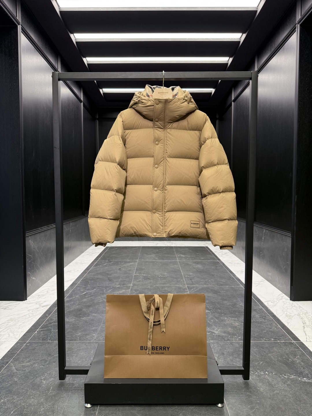 NO:744964,Years later!  Special down Burberry/Burberry 117 new classic wool plaid collar nylon down jacket. (Goose down fills the ceiling.) Original purchase and development. Comes standard with original nylon dust cover. Solid wood hanger. Original oversized handbag. Standard shipping box. Full set of gift boxes to hang at home. Product description  Nylon down jacket, filled with goose down and thermal fiber, decorated with B-shaped contrasting silicone appliqués. Incorporated into the classic plaid wool collar design, it presents a casual fit. The hood and collar are lined with wool and embellished with Burberry check. From the Burberry classic series, it interprets the wardrobe essential style with distinctive brand style. – Two-way zipper closure – Detachable sleeves – Side zipper pockets – Drawstring hem – Windproof cuffs –  Hood and collar lined with Burberry check - B-shaped contrast silicone badge integrated into the lower corner of the garment - Casual fit is looser than regular fit, please choose one size smaller. Fabric and care - Outer polyamide - Trim 88 cotton, 11 polyamide, 1 elastane - Polyamide lining - Hood and collar lining wool - Filled with goose down, goose down; down content 90 - Lined polyester SizeS-XXL  Couple model black/navy/green/khaki D00780,,burberry,down jacket,hats,19860909年后！ 特级羽绒 Burberry/博柏利 117全新经典羊毛格纹衣领尼龙羽绒服.（鹅绒填充天花板.）原版购入开发. 标配原版尼龙防尘罩.实木衣架.原版超大手提袋.发货标配飞机盒.全套礼盒挂装到家. 商品描述 尼龙羽绒服,充盈填充鹅绒和保暖纤维,装饰B字型撞色硅胶贴花.融入经典格纹羊毛领口设计,呈现休闲版型,连帽和衣领搭配羊毛内衬,其上点缀 Burberry 格纹.来自 Burberry 经典之作系列,以鲜明品牌风格诠释衣橱必备款式. – 双向拉链开合 – 可拆式衣袖 – 侧边拉链口袋 – 抽绳式衣摆 – 防风袖口 – 连帽和衣领搭配 Burberry 格纹内衬 – 衣服下角处融入B字型撞色硅胶徽章 – 休闲版型较常规版型剪裁更为宽松,请选择小一号尺码. 面料与保养 – 外层聚酰胺 – 装饰88棉,11聚酰胺,1弹性纤维 – 内衬聚酰胺 – 连帽和衣领内衬羊毛 – 填充鹅绒,鹅毛；绒子含量 90 – 填衬聚酯纤维 SizeS-XXL 情侣款 黑色/藏青/绿色/卡其 D00780,,burberry,down jacket,hats,,Men's clothing