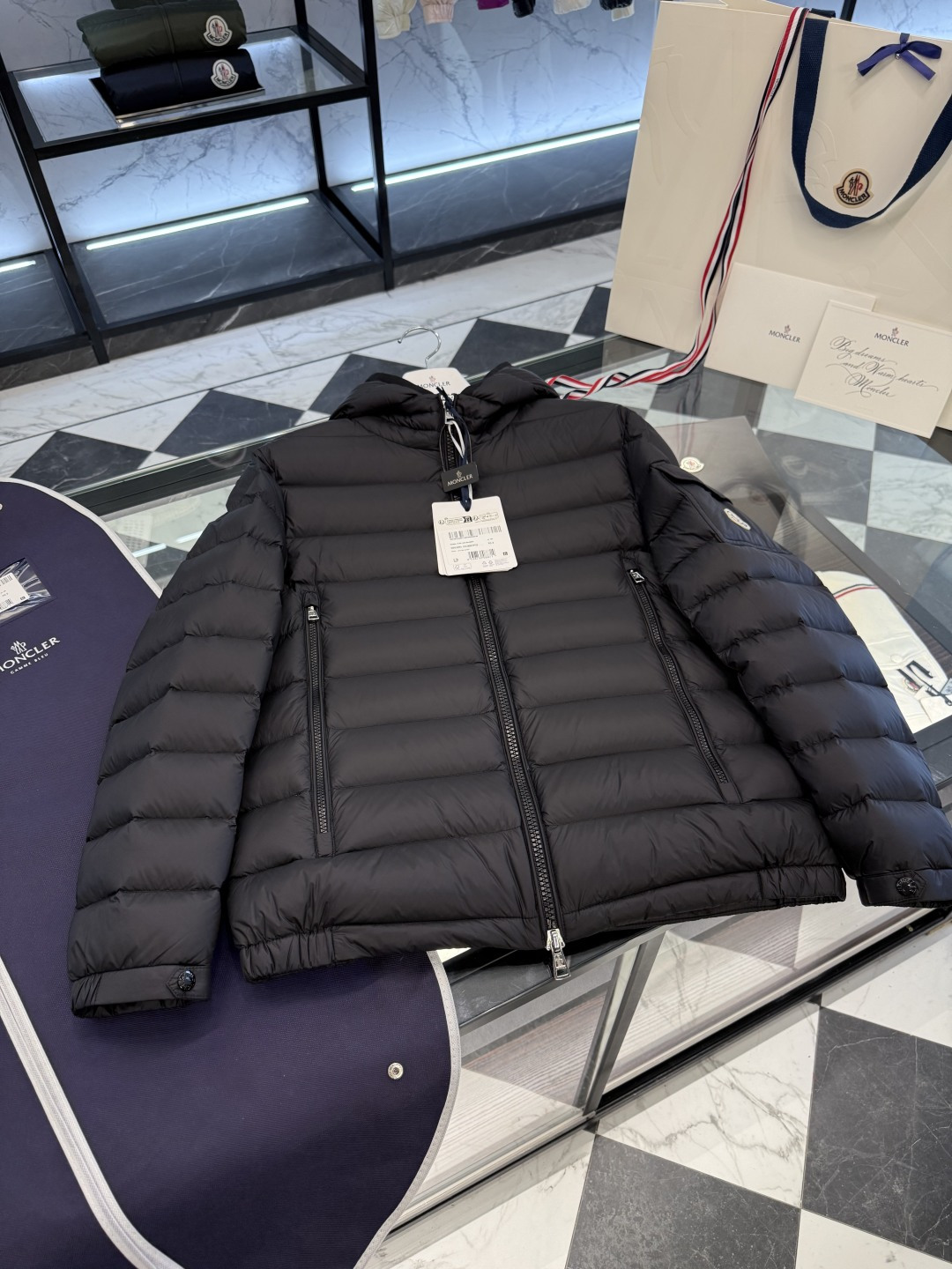 NO:610278,Moncler Galion men's short hooded down jacket jacket. Real shot video display. Classic ace hot style. More details real shot.,,jackets & coats,jackets & coats,down jacket,hats,alexander wang19860909Moncler Galion男士短款连帽羽绒服夹克外套.实拍视频展示.经典王牌爆款.更多细节实拍.,,jackets & coats,jackets & coats,down jacket,hats,alexander wang,Men's clothing