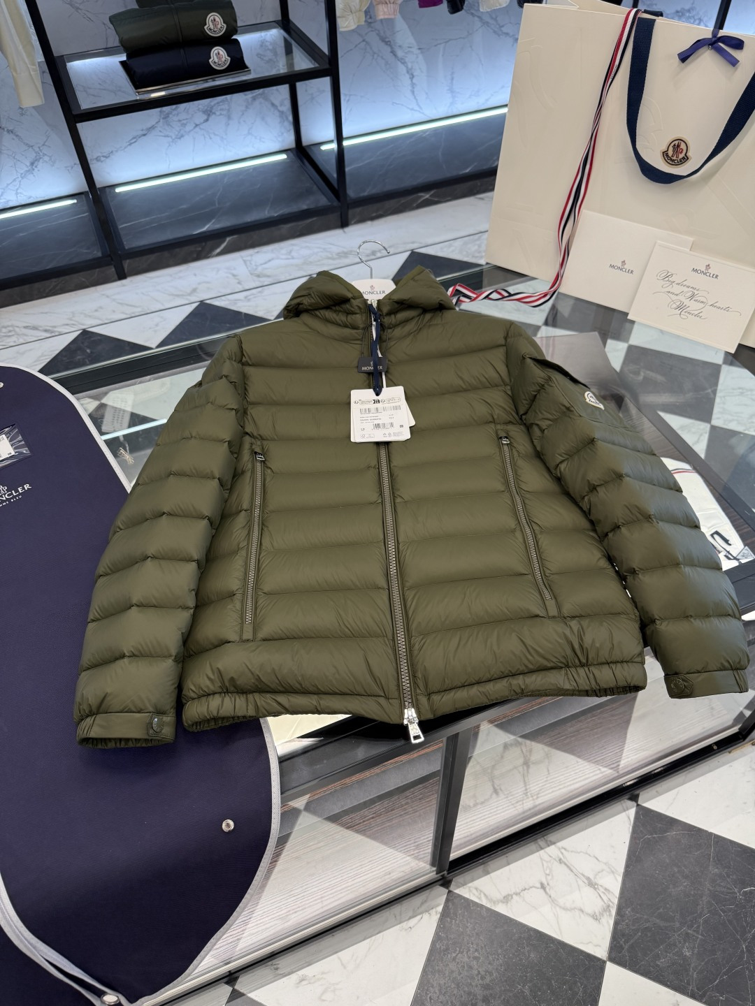 NO:610267,Moncler Galion men's short hooded down jacket jacket. Real shot video display. Classic ace hot style. More details real shot.,,jackets & coats,jackets & coats,down jacket,hats,alexander wang19860909Moncler Galion男士短款连帽羽绒服夹克外套.实拍视频展示.经典王牌爆款.更多细节实拍.,,jackets & coats,jackets & coats,down jacket,hats,alexander wang,Men's clothing