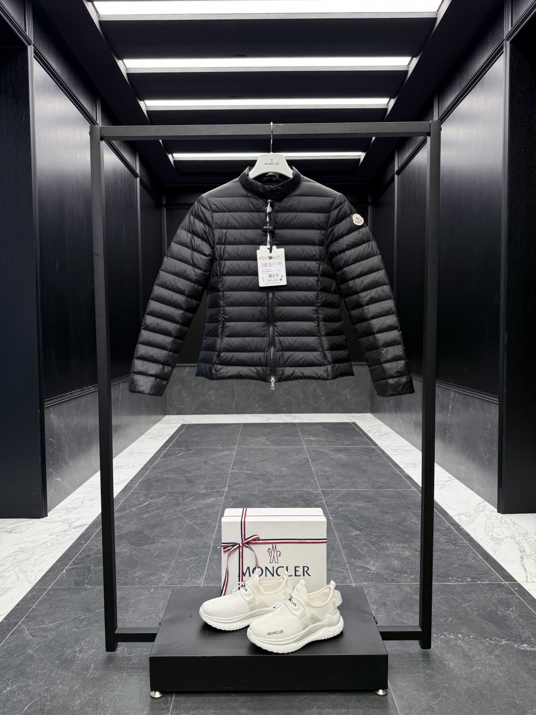 NO:599151,Special down Moncler Igelle women's short down jacket. Original purchase and development. Distinguish everything on the Internet. Look at pictures and make patterns. The fabrics of the market version are all wrong. Ige and Igelle are completely two kinds of fabrics. Look for the correct version, correct fabric. 0 color difference push at the counter. Original replacement fabric. Complete barcode model number. Corresponds to the official website. The tag has built-in NFC electronic induction anti-counterfeiting. Supports multiple anti-counterfeiting verifications.  Comes standard with a full set of counter gift box packaging. (original airplane box, original shopping bag, original dust-proof grass, original hanger, original thank you card, original ribbon, upgraded original oversized magnetic gift box.) As a classic Moncler style designed for women, the Lans short down jacket is a basic warm item suitable for all seasons. Product details The Lans down jacket presents a streamlined silhouette, suitable for various seasons and trends. This short down jacket adopts longue  Made of saison fabric, playing with geometric elements, the patch pocket design adds vitality to the classic checkered quilting. Functional and practical, lightweight and warm, easy to store. It is recommended to choose one size larger. Details Made of longue saison fabric Longue saison lining Filled with down Stowable and foldable Stand collar with press buttons Zipper closure Patch pockets with press buttons Size0-3 Black/Pink/Milk White D00550,,jackets & coats,jackets & coats,down  jacket,alexander wang19860909特级羽绒Moncler Igelle女士短款羽绒夹克外套.原版购入开发.区分全网一切看图打版.市面版本面料全部做错了.Ige和Igelle完全是两种面料.认准正确版本,正确面料.柜台0色差推送. 原厂替换面料.条码款号齐全.对应官网一致.吊牌内置 NFC电子感应防伪.支持多重防伪验证. 标配全套柜台礼盒包装.（原版飞机盒,原版购物袋,原版防尘草,原版衣架,原版感谢卡,原版丝带,升级原版超大磁吸礼盒.） 作为专为女士设计的Moncler经典款式,Lans短款羽绒夹克是四季皆宜的基础款保暖单品. 商品详情 Lans羽绒夹克呈现流线型廓形,适合各种季节和潮流.此短款羽绒服采用longue saison面料制成,玩转几何元素,贴袋设计令经典方格块绗缝更添活力气息.功能实用,轻盈保暖,易于收纳.建议选择大一码. 细节 采用longue saison面料制成 Longue saison衬里 填充羽绒 可收纳折叠 立领,设有按扣 拉链开合 贴袋设有按扣 Size0-3 黑色/粉色/奶白 D00550,,jackets & coats,jackets & coats,down jacket,alexander wang,Men's clothing