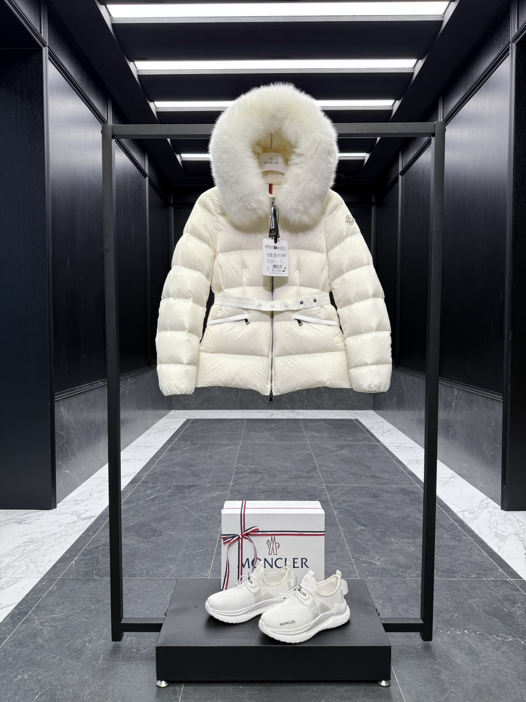 NO:600397,Premium down Moncler Boed (classic fox fur collar/non-cash eco-friendly artificial fur version) women's short down jacket jacket Boed women's down jacket is made of longue saison fabric, embellished with fur trim, providing warmth and care. (Fox fur collar imported from Finland, of course the fur collar must be larger to look better)  (Out of stock in China. 20330 original purchased and developed from Finland. The foreign market is environmentally friendly fur collar. The fox fur collar is out of print. Feel free to compare on the whole network. No nonsense, I will give it to you for free if you lose) Comes standard with a full set of counter gift box packaging. The latest upgraded original oversized magnetic gift box. A complete set of gift boxes, hanging at home. The Boed down jacket adopts a soft silhouette design and is equipped with an exquisite belt to create a sophisticated and elegant winter look. It is made of longue saison fabric, and the hood is decorated with wool trim.  Details Made of longue saison fabric Longue saison lining Filled with down Hood with removable fleece trim Two-way zipper closure Elastic waistband with patent snaps Zipper closure across the pockets with grosgrain piping Adjustable elastic cuffs Size0-3 Women's D00880,,jackets & coats,jackets & coats,down jacket,hats,alexander wang19860909特级羽绒Moncler Boed（经典狐狸毛领/非现款环保人造毛版本)女士短款羽绒服夹克外套 Boed女士羽绒夹克采用longue saison面料制成,点缀皮毛饰边,提供温暖呵护. (芬兰进口狐狸毛领,毛领当然要大一些才好看） (国内断货.芬兰调货20330原版购入开发,国外市场为环保毛领.狐狸毛领已绝版.全网随意对比.没有废话,输了我白送给你） 标配全套柜台礼盒包装.最新升级原版超大磁吸礼盒.全套礼盒,挂装到家. Boed羽绒夹克采用柔美廓形设计,配有精美腰带,打造考究典雅的冬季造型.采用longue saison面料制成,兜帽点缀羊毛饰边. 详情 采用longue saison面料制成 Longue saison衬里 填充羽绒 兜帽配有可拆卸羊毛饰边 双向拉链开合 松紧腰带,搭配漆面按扣 拉链开合横向口袋,点缀罗缎滚边 可调节弹性袖口 Size0-3 纯女款 D00880,,jackets & coats,jackets & coats,down jacket,hats,alexander wang,Men's clothing