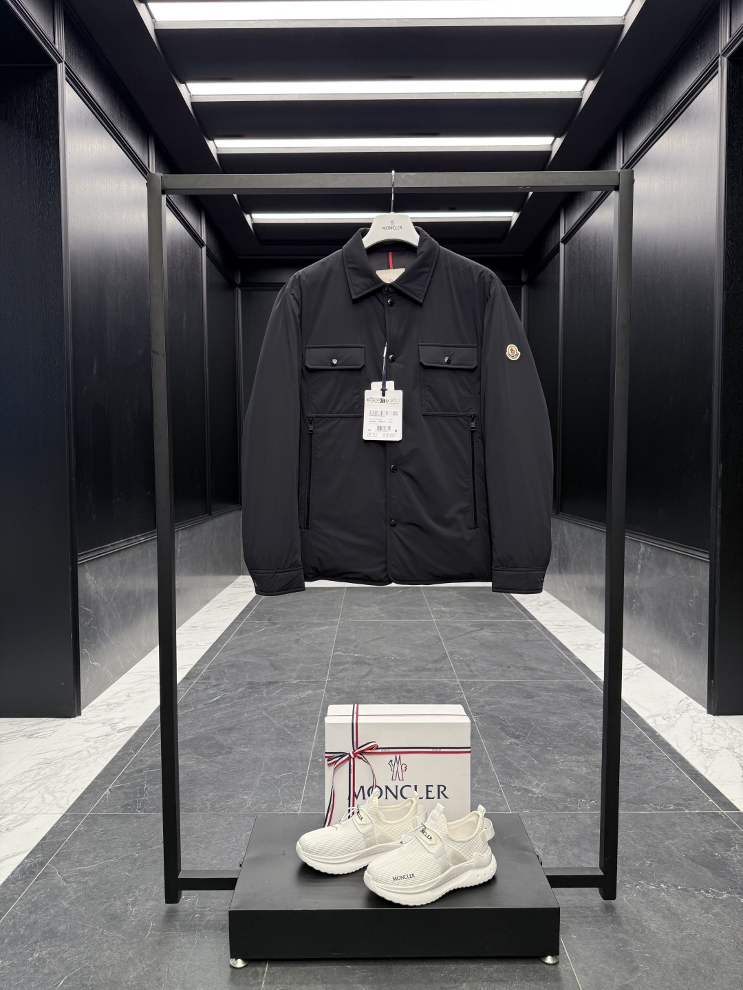 NO:550704,Super Down Moncler Light Business Giubbotto 134 Men's Down Shirt Jacket Jacket. Goosevelt Filled. Standard full counter gift box packaging. (Original Airplane Box, Original Shopping Bag, Original Dust Grass, Original Clothes Hanger, Original Thanks Card, Original Ribbon, Upgraded Original Oversized Magnetic Gift Box.) This men's down shirt jacket is made of lightweight fabric, designed for everyday comfort. Product details This down jacket is made of shirt jacket silhouette to show simplicity and beauty. Made of longue saison fabric, this comfortable fabric is warm and not heavy. Embellish the small brand's iconic logo patch to add the finishing touch. Details Made of longue saison fabric Nylon lining Zipper and snap closure Snap closure pocket Chest pocket Size1-5  D00650, bottega veneta,jackets & coats,jackets & coats,shirts,down jacket,alexander wang19860909特级羽绒Moncler 轻商务Giubbotto 134男士羽绒衬衫式夹克外套.鹅绒填充. 标配全套柜台礼盒包装.（原版飞机盒,原版购物袋,原版防尘草,原版衣架,原版感谢卡,原版丝带,升级原版超大磁吸礼盒.） 此款男士羽绒衬衫式夹克采用轻盈面料制成,专为日常舒适穿着设计. 商品详情 此款羽绒服采用衬衫式夹克廓形,彰显简约美感.采用longue saison面料制成,这种舒适面料既保暖又不显厚重.点缀小巧品牌标志性标识贴片,增添点睛之笔. 细节 采用longue saison面料制成 尼龙衬里 拉链和按扣开合 按扣开合口袋 胸部口袋 Size1-5 D00650,,bottega veneta,jackets & coats,jackets & coats,shirts,down jacket,alexander wang,Men's clothing