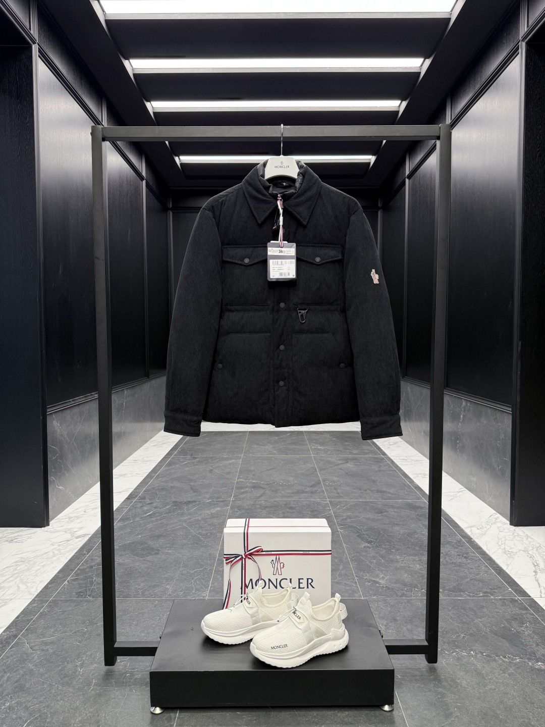 NO:550719,The Super Down Moncler Grenoble Ski Series LECH Corduroy Fake Two-piece Shirt Down Jacket. Goose down Fill. Original replacement fabric. Barcodes are complete. The corresponding official website is consistent. The tag is built-in NFC electronic induction anti-counterfeiting. Supports multiple anti-counter verification. Standard full counter gift box packaging. (Original aircraft box, original shopping bag, original dustproof grass, original clothes hanger, original thank you card, original ribbon, upgraded original super large magnetic gift box.) Lech men's corduroy shirt jacket is suitable for wearing after skiing, and is also suitable for casual dressing in seasons, showing casual luxury. Focus  Lech down shirt jacket is made of corduroy, which is a modern winter casual jacket. This shirt jacket is cut straight and embellished with a variety of coat details, including classic pointed collar, chest pocket and snap front. Details Made of elastic corduroy Ultra-fine ripstop lining Fake two-piece fashion design Down filling Snap closure Snap closure Snap pocket Adjustable cuffs Size1-5 Black/khaki D00730,,jackets & coats,shirts,down jacket,alexander wang19860909特级羽绒Moncler Grenoble滑雪系列LECH灯芯绒假两件衬衫式羽绒外套. 鹅绒填充.原厂替换面料.条码款号齐全.对应官网一致.吊牌内置 NFC电子感应防伪.支持多重防伪验证. 标配全套柜台礼盒包装.（原版飞机盒,原版购物袋,原版防尘草,原版衣架,原版感谢卡,原版丝带,升级原版超大磁吸礼盒.） Lech男士灯芯绒恤衫外套既适合滑雪后穿着,也适合换季休闲装扮,尽显休闲奢华. 焦点 Lech羽绒恤衫外套采用灯芯绒制成,以现代风格演绎冬季休闲外套.这款恤衫式外套采用直身剪裁,缀以多种外衣细节,包括经典尖领、胸前口袋和按扣前幅等. 细节 采用弹性灯芯绒制作 超细防撕裂布料衬里 假两件时尚设计 羽绒填充 按扣开合 按扣口袋 可调节袖口 Size1-5 黑色/卡其 D00730,,jackets & coats,shirts,down jacket,alexander wang,Men's clothing