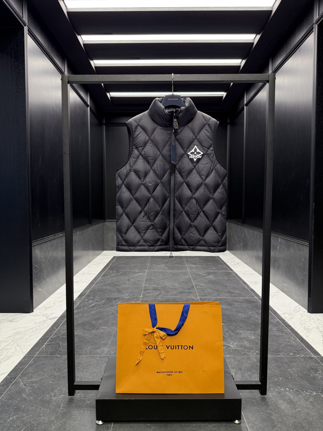 NO:647574,Special down LOUIS VUITTON SKI ski series. Solid color stand-up collar zipper sleeveless vest down jacket. Goose down filling. Original matching hardware. Couple style. Good-looking upper body for both men and women. Comes standard with oversized portable shopping bag, original nylon suit storage bag, oversized airplane box, original hanger, and a full set of gift boxes to hang at home.  This padded down vest is made of technical fabrics, with an all-over embroidered quilted diamond pattern for an elegant style, and a zippered front for a sporty feel. Can be worn over a coat or as a lightweight outerwear. Detailed features Standard fit Embroidered quilted diamond pattern Quilted presbyopia pattern at the rear Zipper front Thickened collar Side seam hidden pockets Padded Internal 95 goose down filling Main fabric Nylon, except coating Others 84  Polyester fiber,16 nylon SIZE: 48-56. D00650,,louis vuitton,down jacket,business suit,alexander wang19860909特级羽绒LOUIS VUITTON SKI滑雪系列.纯色立领拉链无袖马甲羽绒服.鹅绒填充.原厂配套五金.情侣款.男女上身都好看. 标配超大手提购物袋,原版尼龙西装收纳袋,超大飞机盒,原版衣架,全套礼盒挂装到家. 本款加衬羽绒背心取材科技面料,以全幅刺绣绗缝菱型格图案彰显优雅格调,再借拉链前襟注入动感气息.可外搭大衣或作轻盈外衣. 详细特征 标准版型 刺绣绗缝菱型格图案 后部绗缝老花图案 拉链前襟 加厚衣领 侧缝隐藏口袋 衬垫 内部填充95鹅绒填充 主面料 锦纶,涂层除外 其他84 聚脂纤维,16 锦纶 SIZE: 48-56. D00650,,louis vuitton,down jacket,business suit,alexander wang,Men's clothing