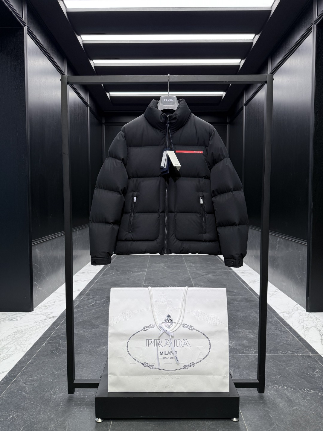 NO:628750,Premium down Prada143 technical lightweight fabric stand-collar down jacket. Use goose down filling with original matching hardware. Brand new fabric. Three-proof and naturally anti-wrinkle. Delivered to your home in a complete hanging set. Comes with suit storage bag/hanger/shopping bag/standard full set of counter gift box. Product details Prada’s iconic red stripe silicone logo embellishes this technical lightweight tear-resistant fabric down jacket. The body is full of modern charm and interprets street dressing style;  In order to ensure the sustainable care of the product, maintain its characteristics and reduce its impact on the environment, it is recommended not to wash the product frequently, let it dry naturally after each use, and entrust a professional environmentally friendly dry cleaner to dry clean it. Loose fit Stand collar Straight cut sleeves Zipper closure Zippered welt pockets Adjustable cuffs Flat shoulder design Straight cut hem, goose down lining Classic red stripe logo on the front Size48-56 D00780,, prada, jackets &  coats,down jacket,business suit,alexander wang19860909特级羽绒Prada143 科技轻质面料立领羽绒外套.采用鹅绒填充原厂配套五金.全新面料.三防自然抗褶皱.发货全套挂装到家.配有西装收纳袋/衣架/购物袋/标配全套柜台礼盒. 产品详情 Prada标志性的红条硅胶logo,装点这款科技轻质抗撕裂面料羽绒外套.衣身弥漫摩登魅力,诠释街头着装风格； 为确保产品的可持续护理,保持其特性并减少其对环境的影响,建议不要频繁清洗产品,每次使用后让其自然晾干,并委托专业的环保干洗店进行干洗. 宽松版型 立领 直裁衣袖 拉链拉合 拉链式嵌线袋 可调节袖口 平肩设计 直裁下摆 ,鹅绒加衬 正面经典红条logo Size48-56 D00780,,prada,jackets & coats,down jacket,business suit,alexander wang,Men's clothing