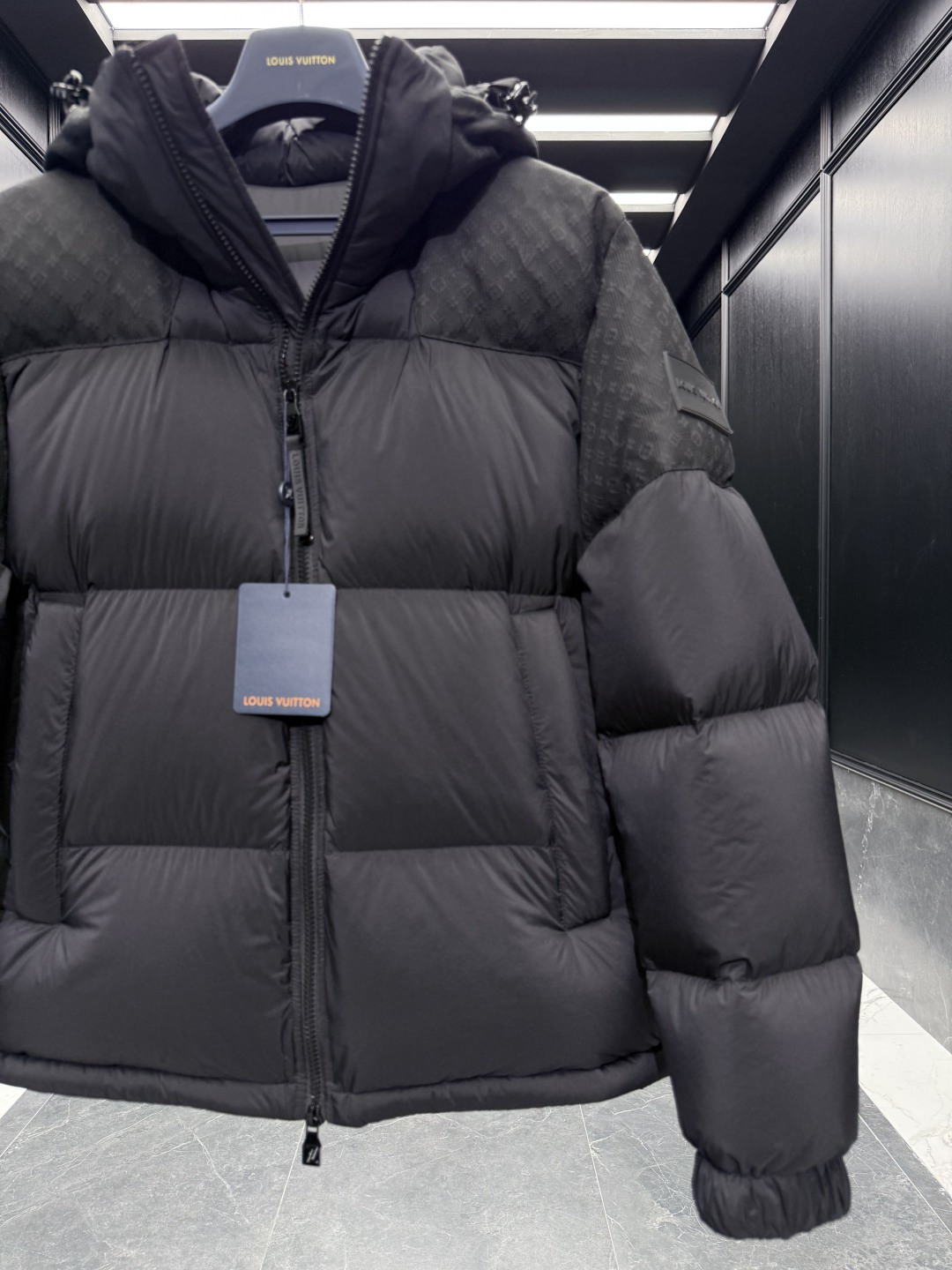 高版本-特级羽绒⬆️Louis Vuitton Lv 141拼接MONOGRAM全新立体提花连帽羽绒外套