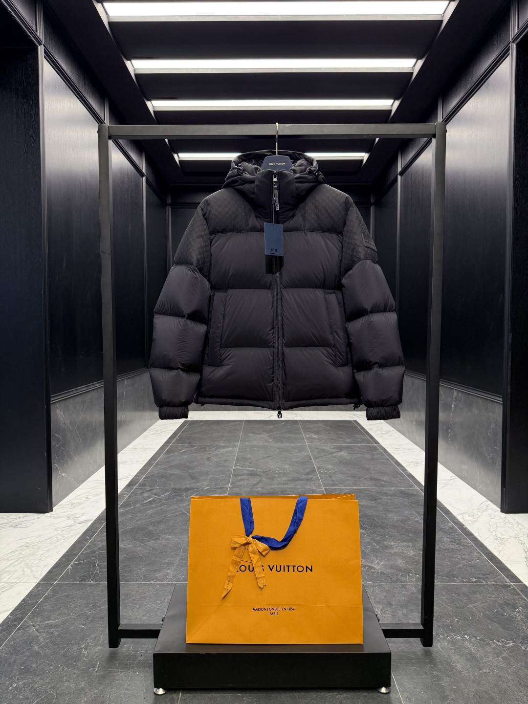 NO:550717,Extra-grade down Louis Vuitton Lv 141 spliced ​​MONOGRAM new three-dimensional jacquard hooded down jacket (hooded removable/variable stand-alone jacket). Goose down filling. Feel free on your own. Super lightweight, super super tuxedo. One piece is enough to easily get through the cold winter. Standard equipped with super large portable shopping bag, original nylon suit storage bag, extra large aircraft box, original clothes hanger, full gift box hanging to home. Ultra-light tear-resistant quilted nylon fills delicate down, light recycled nylon subtle layout Monogram jacquard pattern. Standard version Spliced ​​Monogram three-dimensional jacquard Zipper front closure fill white goose down (90 velvet content) Front bag is equipped with magnetic snap buckles, elastic cuffs, adjustable hem, nylon, non-washing, non-bleaching  Non-turning and drying in cages, non-ironing Professional dry cleaning Reassisting dry cleaning Use mesh bags to dry clean Size : 48-56 Black/Nark Blue D00780,,louis vuitton,louis vuitton,jackets & coats,jackets & coats,down jacket,business suit,hats,alexander wang19860909特级羽绒Louis Vuitton Lv 141拼接MONOGRAM全新立体提花连帽羽绒外套（连帽可脱卸/可变立领夹克）.鹅绒填充.饱满程度自己行感受.超级超级轻,超级超级蓬.一件足以轻松度过寒冬. 标配超大手提购物袋,原版尼龙西装收纳袋,超大飞机盒,原版衣架,全套礼盒挂装到家. 超轻抗撕裂绗缝锦纶填充细腻羽绒,轻盈再生锦纶含蓄铺陈 Monogram 提花图案. 标准版型 拼接Monogram立体提花 拉链前襟 充填物白鹅绒（绒子含量 90） 前袋配有磁吸按扣 弹力袖口 可调节式下摆 锦纶 不可洗涤 不可漂白 不可转笼翻转干燥 不可熨烫 专业干洗 缓和干洗 使用网袋反面干洗 Size : 48-56 黑色/藏青 D00780,,louis vuitton,louis vuitton,jackets & coats,jackets & coats,down jacket,business suit,hats,alexander wang,Men's clothing