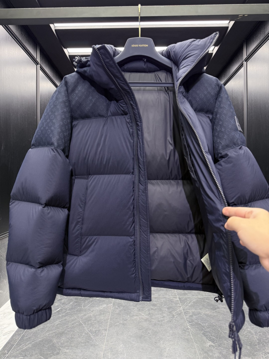 高版本-特级羽绒⬆️Louis Vuitton Lv 141拼接MONOGRAM全新立体提花连帽羽绒外套