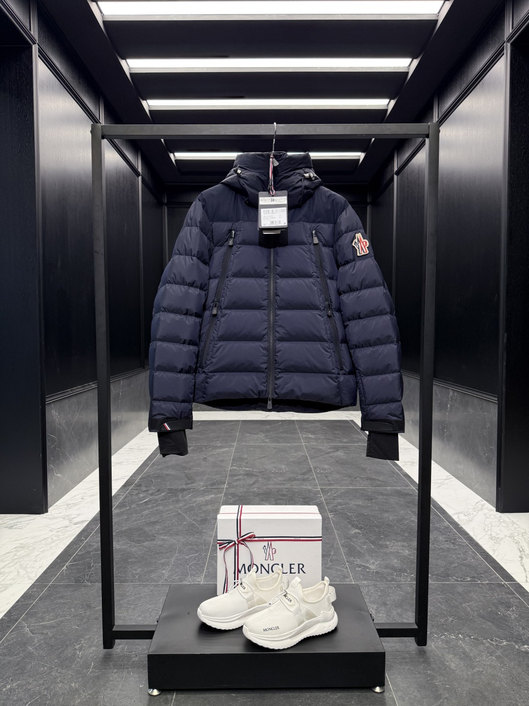 NO:644416,Premium down Moncler Grenoble Camurac short men's down jacket jacket. Original purchase and development. Matched fabrics. Original replacement fabrics. Original equipment. Camurac men's short down jacket is specially designed to provide protection on the snowy slopes to accompany you to enjoy mountain travel, a classic series. The Camurac down jacket is made of double-layer technical twill fabric, which is lightweight and can withstand bad weather. This short down jacket is equipped with functional zippers and practical pockets to accompany you to enjoy mountain travel.  Details Made of double-layered embossed twill Nylon lining Filled with down Adjustable hood with tri-color detail YKK Aquaguard functional zip closure YKK Aquaguard functional zip pocket Internal electronics pocket and mesh goggle pocket Snow lining Stretch knit wrist guards Ski pass pockets on sleeves Adjustable cuffs and hem Size1-5 Black/Navy D00820,,jackets & coats,jackets & coats,down  jacket,hats,alexander wang19860909特级羽绒Moncler Grenoble Camurac短款男士羽绒服夹克外套.原版购入开发.对版面料.原厂替换面料原厂配Camurac男士短款羽绒夹克专为在雪道上提供保护而设计,伴您尽享山地旅行,经典系列. Camurac羽绒夹克采用双层科技斜纹面料制成,质地轻盈,可抵御恶劣天气.此款短款羽绒夹克配有功能性拉链和实用口袋,伴您尽享山地旅行. 详情 采用双层压纹斜纹面料制成 尼龙衬里 填充羽绒 可调节兜帽,饰有三色细节 YKK Aquaguard功能性拉链开合 YKK Aquaguard功能性拉链口袋 内部电子设备口袋和护目镜网袋 防雪衬 弹性针织护腕 衣袖设有滑雪通行证口袋 可调节袖口和下摆 Size1-5 黑色/藏青 D00820,,jackets & coats,jackets & coats,down jacket,hats,alexander wang,Men's clothing