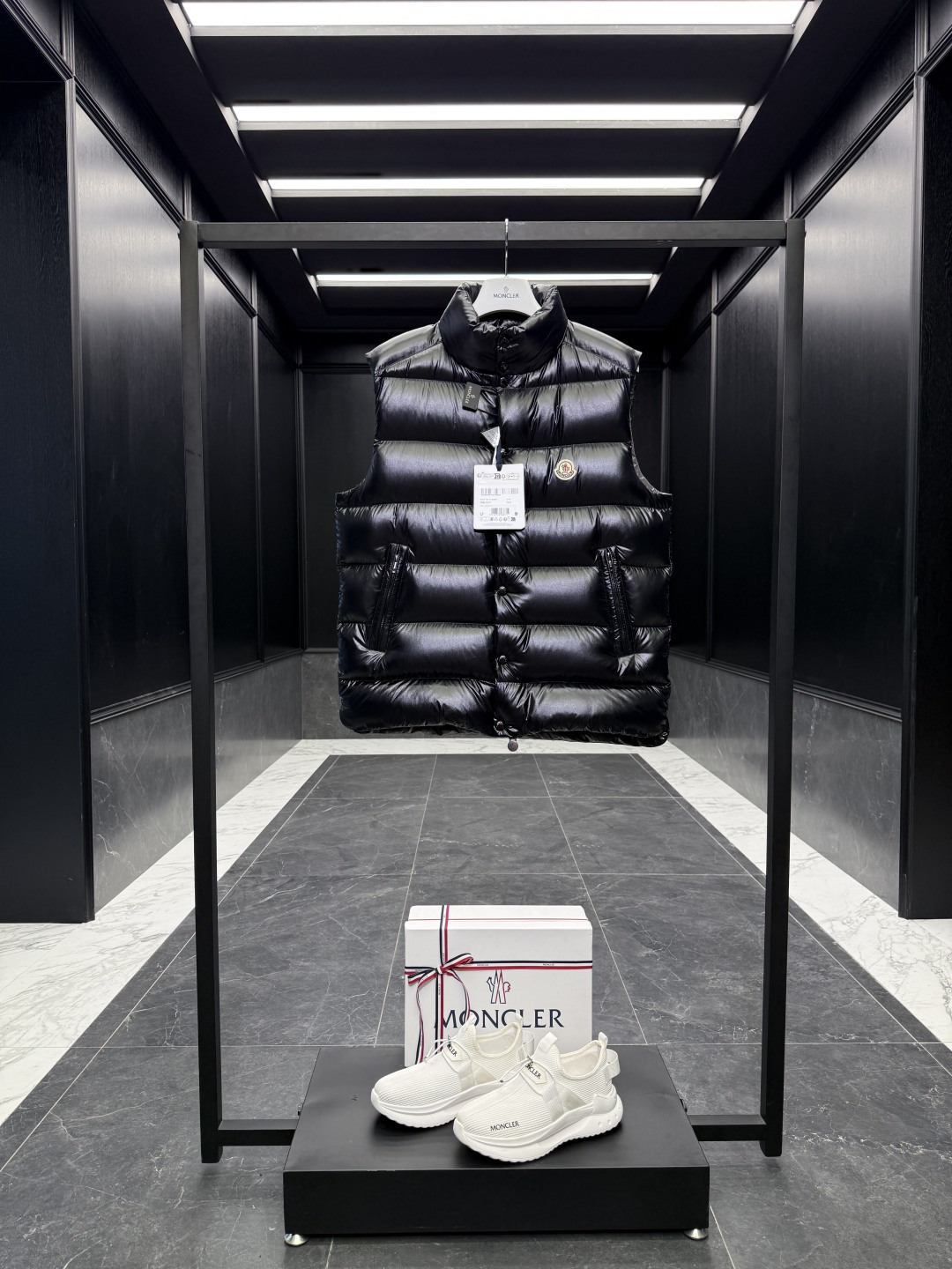 NO:660552,Premium down Moncler Tibb men's down vest. Ace classic. (95 European standard gooseneck down filling + bulkiness. The tag barcode model number corresponds to the official website, and the tag has built-in NFC electronic induction anti-counterfeiting) Original replacement fabric and original matching hardware. Ceiling is required. If you find a better one, I will give it to you for free.  Comes standard with a full set of counter gift box packaging. (Original machine box, original shopping bag, original dust-proof grass, original hanger, original thank you card, original ribbon, upgraded original oversized magnetic gift box.) Moncler designed single product, made of nylon laqué fabric, with eye-catching color matching. The Tibb vest is a classic Moncler item, inspired by the iconic archive silhouette of the 1980s. Made of nylon  Made of laqué fabric, it can be worn as an urban outerwear piece in the changing seasons, or worn with a jacket in cold seasons to create a complete look. Details · Made of nylon laqué fabric · Nylon laqué lining · Filled down · Zipper closure · Collar with snap closure · Zipper pocket · Zippered interior pocket Size1-5 Black/Chocolate/Green/Navy/White (Shipping Immediately) Couple Style, Mouth-Clothing, Moncler, Jackets  & coats,jackets & coats,down jacket, 19860909特级羽绒Moncler Tibb男士羽绒马甲.王牌经典. (95欧规鹅颈绒填充+蓬松度.吊牌条码款号对应官网一致,吊牌内置NFC电子感应防伪) 原厂替换面料原厂配套五金.必须天花板.找到更好的我白送你. 标配全套柜台礼盒包装.（原版机盒,原版购物袋,原版防尘草,原版衣架,原版感谢卡,原版丝带,升级原版超大磁吸礼盒.） Moncler设计单品,采用nylon laqué面料制成,演绎醒目配色. Tibb马甲是Moncler的经典单品,灵感源于80年代的标志性典藏廓形.采用nylon laqué面料制成,可在换季时节作为都市外套单品,或在寒冷季节外搭夹克打造完整造型. 详情 ·采用nylon laqué面料制成 ·Nylon laqué衬里 ·填充羽绒 ·拉链开合 ·衣领设按扣开合 ·拉链口袋 ·拉链内部口袋 Size1-5 黑色/巧克力色/绿色/海军蓝/白色（马上出货） 情侣款,蒙口-服装,Moncler,jackets & coats,jackets & coats,down jacket, ,Women's clothing