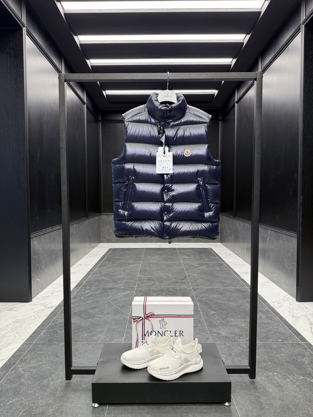 NO:660555,Premium down Moncler Tibb men's down vest. Ace classic. (95 European standard gooseneck down filling + bulkiness. The tag barcode model number corresponds to the official website, and the tag has built-in NFC electronic induction anti-counterfeiting) Original replacement fabric and original matching hardware. Ceiling is required. If you find a better one, I will give it to you for free.  Comes standard with a full set of counter gift box packaging. (Original machine box, original shopping bag, original dust-proof grass, original hanger, original thank you card, original ribbon, upgraded original oversized magnetic gift box.) Moncler designed single product, made of nylon laqué fabric, with eye-catching color matching. The Tibb vest is a classic Moncler item, inspired by the iconic archive silhouette of the 1980s. Made of nylon  Made of laqué fabric, it can be worn as an urban outerwear piece in the changing seasons, or worn with a jacket in cold seasons to create a complete look. Details · Made of nylon laqué fabric · Nylon laqué lining · Filled down · Zipper closure · Collar with snap closure · Zipper pocket · Zippered interior pocket Size1-5 Black/Chocolate/Green/Navy/White (Shipping Immediately) Couple Style, Mouth-Clothing, Moncler, Jackets  & coats,jackets & coats,down jacket, 19860909特级羽绒Moncler Tibb男士羽绒马甲.王牌经典. (95欧规鹅颈绒填充+蓬松度.吊牌条码款号对应官网一致,吊牌内置NFC电子感应防伪) 原厂替换面料原厂配套五金.必须天花板.找到更好的我白送你. 标配全套柜台礼盒包装.（原版机盒,原版购物袋,原版防尘草,原版衣架,原版感谢卡,原版丝带,升级原版超大磁吸礼盒.） Moncler设计单品,采用nylon laqué面料制成,演绎醒目配色. Tibb马甲是Moncler的经典单品,灵感源于80年代的标志性典藏廓形.采用nylon laqué面料制成,可在换季时节作为都市外套单品,或在寒冷季节外搭夹克打造完整造型. 详情 ·采用nylon laqué面料制成 ·Nylon laqué衬里 ·填充羽绒 ·拉链开合 ·衣领设按扣开合 ·拉链口袋 ·拉链内部口袋 Size1-5 黑色/巧克力色/绿色/海军蓝/白色（马上出货） 情侣款,蒙口-服装,Moncler,jackets & coats,jackets & coats,down jacket, ,Women's clothing