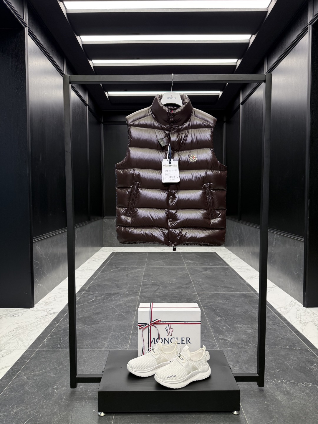 NO:660558,Premium down Moncler Tibb men's down vest. Ace classic. (95 European standard gooseneck down filling + bulkiness. The tag barcode model number corresponds to the official website, and the tag has built-in NFC electronic induction anti-counterfeiting) Original replacement fabric and original matching hardware. Ceiling is required. If you find a better one, I will give it to you for free.  Comes standard with a full set of counter gift box packaging. (Original machine box, original shopping bag, original dust-proof grass, original hanger, original thank you card, original ribbon, upgraded original oversized magnetic gift box.) Moncler designed single product, made of nylon laqué fabric, with eye-catching color matching. The Tibb vest is a classic Moncler item, inspired by the iconic archive silhouette of the 1980s. Made of nylon  Made of laqué fabric, it can be worn as an urban outerwear piece in the changing seasons, or worn with a jacket in cold seasons to create a complete look. Details · Made of nylon laqué fabric · Nylon laqué lining · Filled down · Zipper closure · Collar with snap closure · Zipper pocket · Zippered interior pocket Size1-5 Black/Chocolate/Green/Navy/White (Shipping Immediately) Couple Style, Mouth-Clothing, Moncler, Jackets  & coats,jackets & coats,down jacket, 19860909特级羽绒Moncler Tibb男士羽绒马甲.王牌经典. (95欧规鹅颈绒填充+蓬松度.吊牌条码款号对应官网一致,吊牌内置NFC电子感应防伪) 原厂替换面料原厂配套五金.必须天花板.找到更好的我白送你. 标配全套柜台礼盒包装.（原版机盒,原版购物袋,原版防尘草,原版衣架,原版感谢卡,原版丝带,升级原版超大磁吸礼盒.） Moncler设计单品,采用nylon laqué面料制成,演绎醒目配色. Tibb马甲是Moncler的经典单品,灵感源于80年代的标志性典藏廓形.采用nylon laqué面料制成,可在换季时节作为都市外套单品,或在寒冷季节外搭夹克打造完整造型. 详情 ·采用nylon laqué面料制成 ·Nylon laqué衬里 ·填充羽绒 ·拉链开合 ·衣领设按扣开合 ·拉链口袋 ·拉链内部口袋 Size1-5 黑色/巧克力色/绿色/海军蓝/白色（马上出货） 情侣款,蒙口-服装,Moncler,jackets & coats,jackets & coats,down jacket, ,Women's clothing
