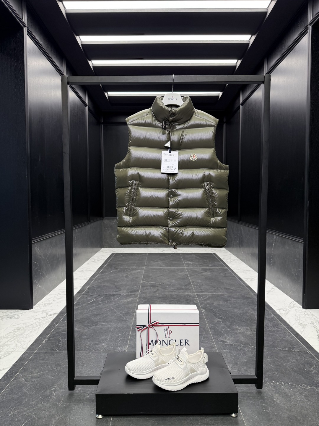 NO:660560,Premium down Moncler Tibb men's down vest. Ace classic. (95 European standard gooseneck down filling + bulkiness. The tag barcode model number corresponds to the official website, and the tag has built-in NFC electronic induction anti-counterfeiting) Original replacement fabric and original matching hardware. Ceiling is required. If you find a better one, I will give it to you for free.  Comes standard with a full set of counter gift box packaging. (Original machine box, original shopping bag, original dust-proof grass, original hanger, original thank you card, original ribbon, upgraded original oversized magnetic gift box.) Moncler designed single product, made of nylon laqué fabric, with eye-catching color matching. The Tibb vest is a classic Moncler item, inspired by the iconic archive silhouette of the 1980s. Made of nylon  Made of laqué fabric, it can be worn as an urban outerwear piece in the changing seasons, or worn with a jacket in cold seasons to create a complete look. Details · Made of nylon laqué fabric · Nylon laqué lining · Filled down · Zipper closure · Collar with snap closure · Zipper pocket · Zippered interior pocket Size1-5 Black/Chocolate/Green/Navy/White (Shipping Immediately) Couple Style, Mouth-Clothing, Moncler, Jackets  & coats,jackets & coats,down jacket, 19860909特级羽绒Moncler Tibb男士羽绒马甲.王牌经典. (95欧规鹅颈绒填充+蓬松度.吊牌条码款号对应官网一致,吊牌内置NFC电子感应防伪) 原厂替换面料原厂配套五金.必须天花板.找到更好的我白送你. 标配全套柜台礼盒包装.（原版机盒,原版购物袋,原版防尘草,原版衣架,原版感谢卡,原版丝带,升级原版超大磁吸礼盒.） Moncler设计单品,采用nylon laqué面料制成,演绎醒目配色. Tibb马甲是Moncler的经典单品,灵感源于80年代的标志性典藏廓形.采用nylon laqué面料制成,可在换季时节作为都市外套单品,或在寒冷季节外搭夹克打造完整造型. 详情 ·采用nylon laqué面料制成 ·Nylon laqué衬里 ·填充羽绒 ·拉链开合 ·衣领设按扣开合 ·拉链口袋 ·拉链内部口袋 Size1-5 黑色/巧克力色/绿色/海军蓝/白色（马上出货） 情侣款,蒙口-服装,Moncler,jackets & coats,jackets & coats,down jacket, ,Women's clothing