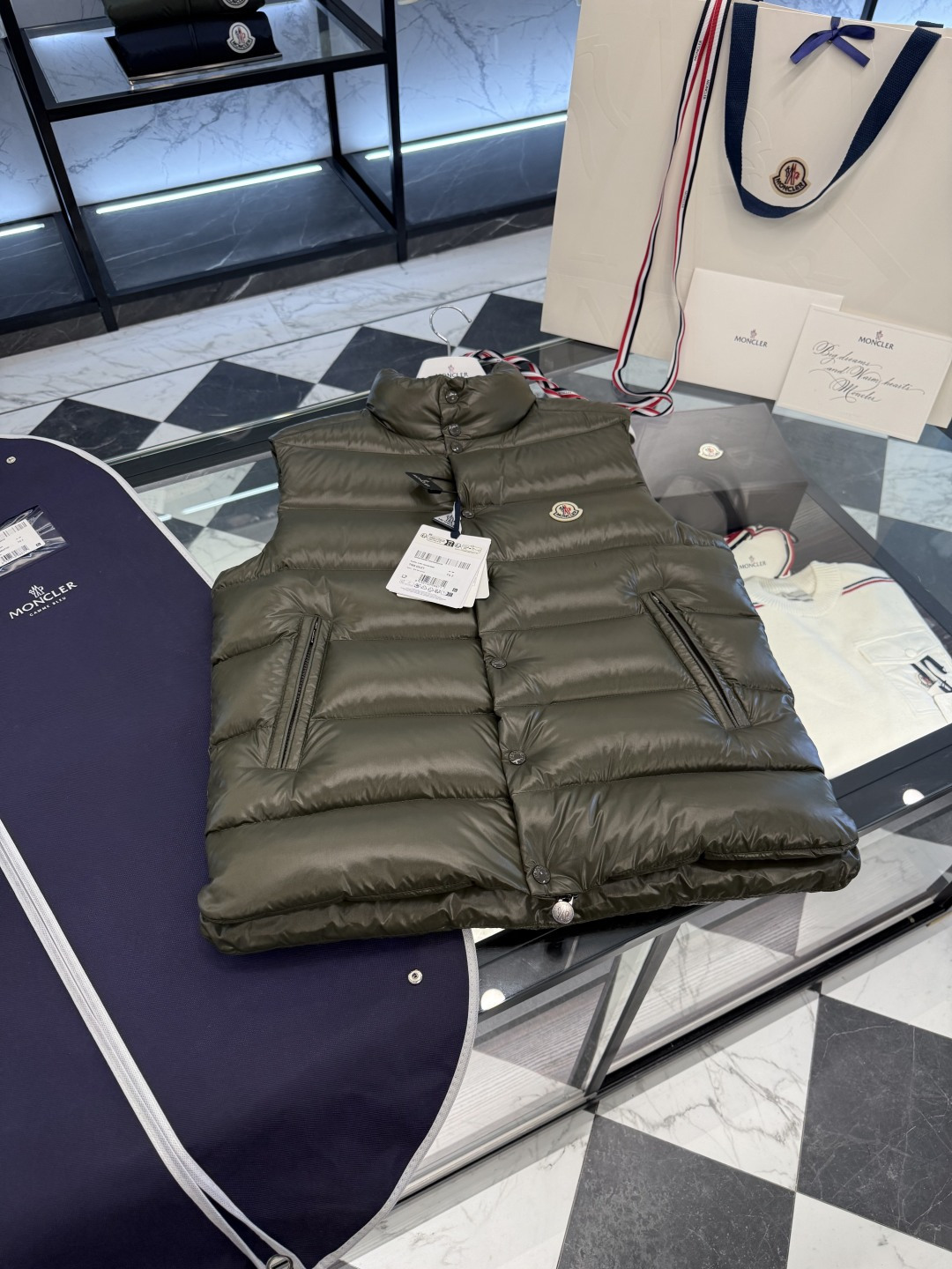 NO:660561,Moncler Tibb men's down vest. Ace classic. Goose down filling. Original replacement fabric. More detailed real shots., Moncler-clothing, Moncler, down jacket,  19860909Moncler Tibb男士羽绒马甲.王牌经典.鹅绒填充.原厂替换面料.更多细节实拍.,蒙口-服装,Moncler,down jacket, ,Women's clothing