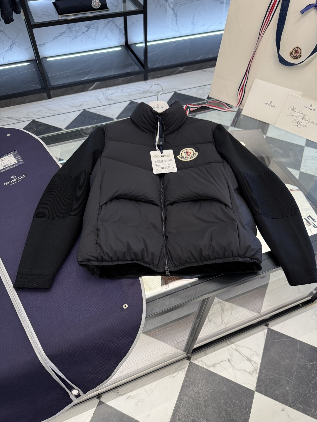 NO:537118,Moncler logo embroidered thick cardigan tricot spliced ​​men's thickened wool cardigan down jacket. More details real shots.,,jackets & coats,down jacket,alexander wang19860909Moncler 大标Logo刺绣厚款cardigan tricot拼接男士加厚加衬羊毛开衫羽绒外套.更多细节实拍.,,jackets & coats,down jacket,alexander wang,Men's clothing